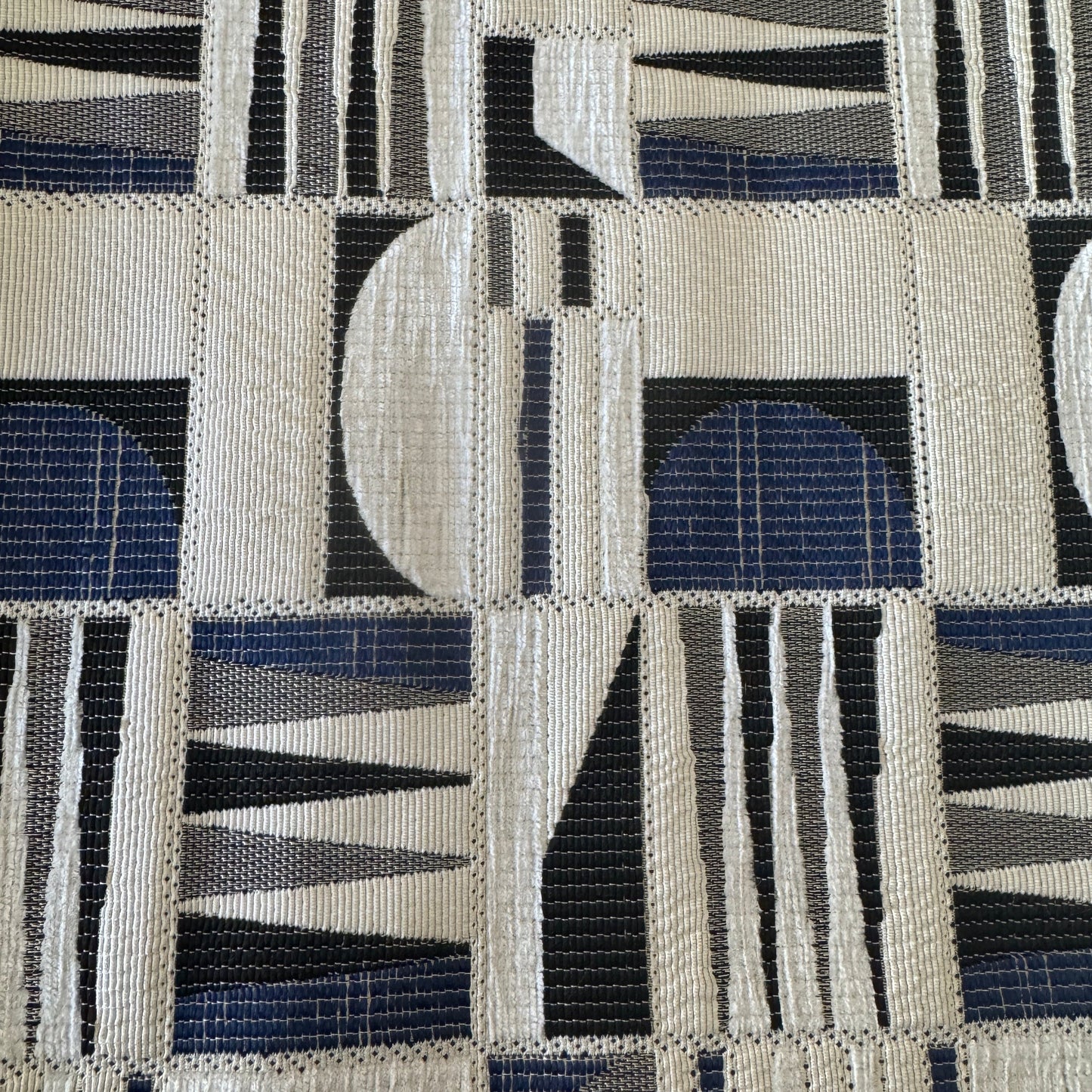 Tissu d’ameublement Modernisme Graphique – motif en relief noir et bleu – Biyadi Collection"