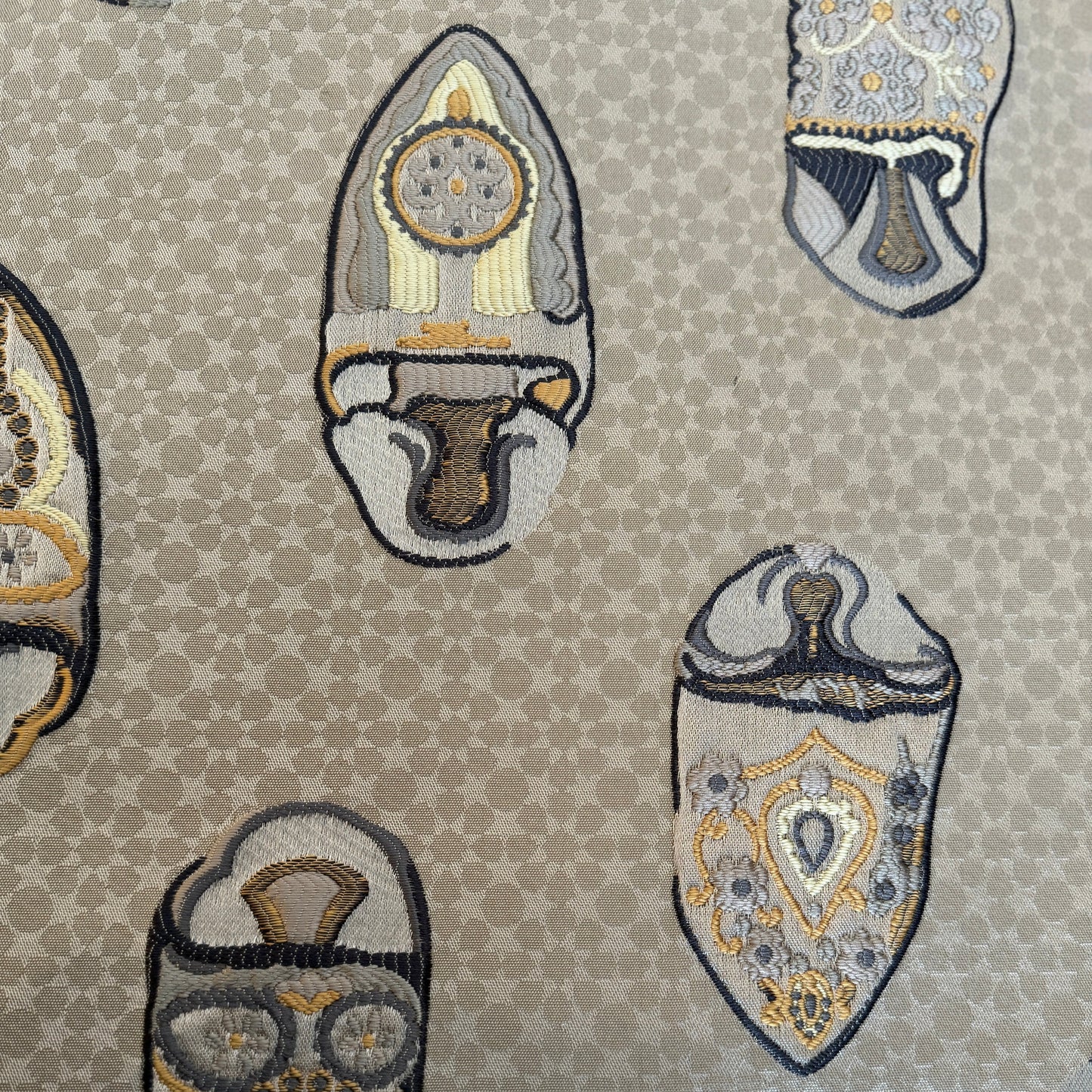 Détail du motif Babouche Royale, tissu inspiré de la babouche traditionnelle – Biyadi Collection