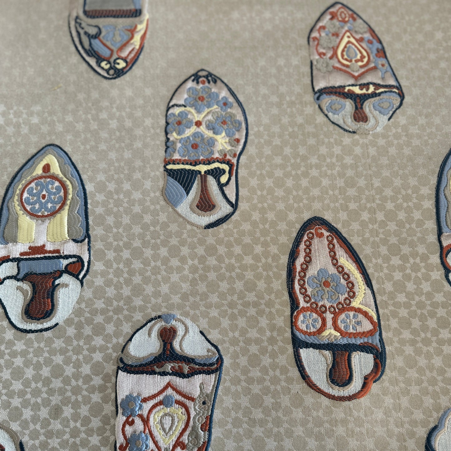 Détail du motif Babouche Royale, tissu inspiré de la babouche traditionnelle – Biyadi Collection