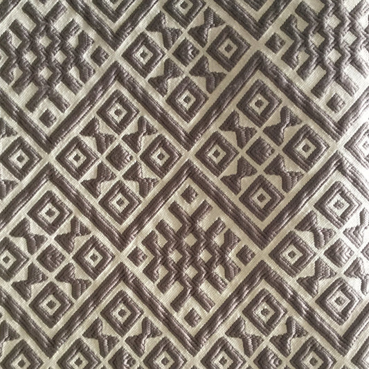 Tissu d'ameublement ethnique taupe et écru à motif géométrique en relief, tissé au Maroc pour salon marocain et décoration intérieure