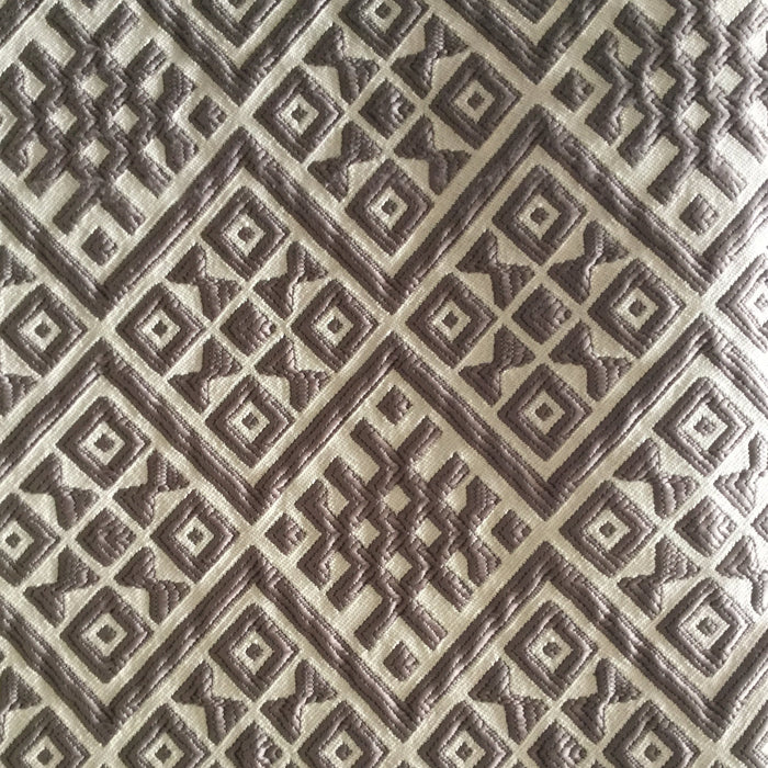 Tissu d'ameublement ethnique taupe et écru à motif géométrique en relief, tissé au Maroc pour salon marocain et décoration intérieure
