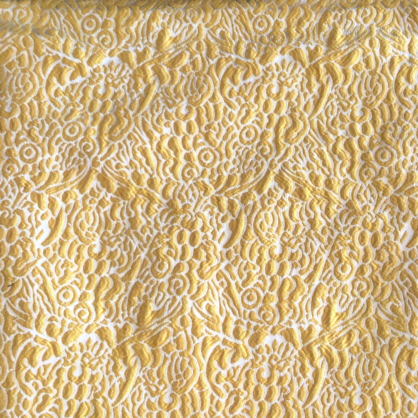 Tissu fleuri en relief, jaune, pour salons élégants – Biyadi Collection