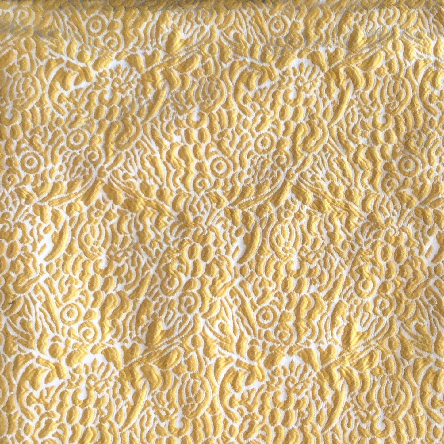 Tissu fleuri en relief, jaune, pour salons élégants – Biyadi Collection