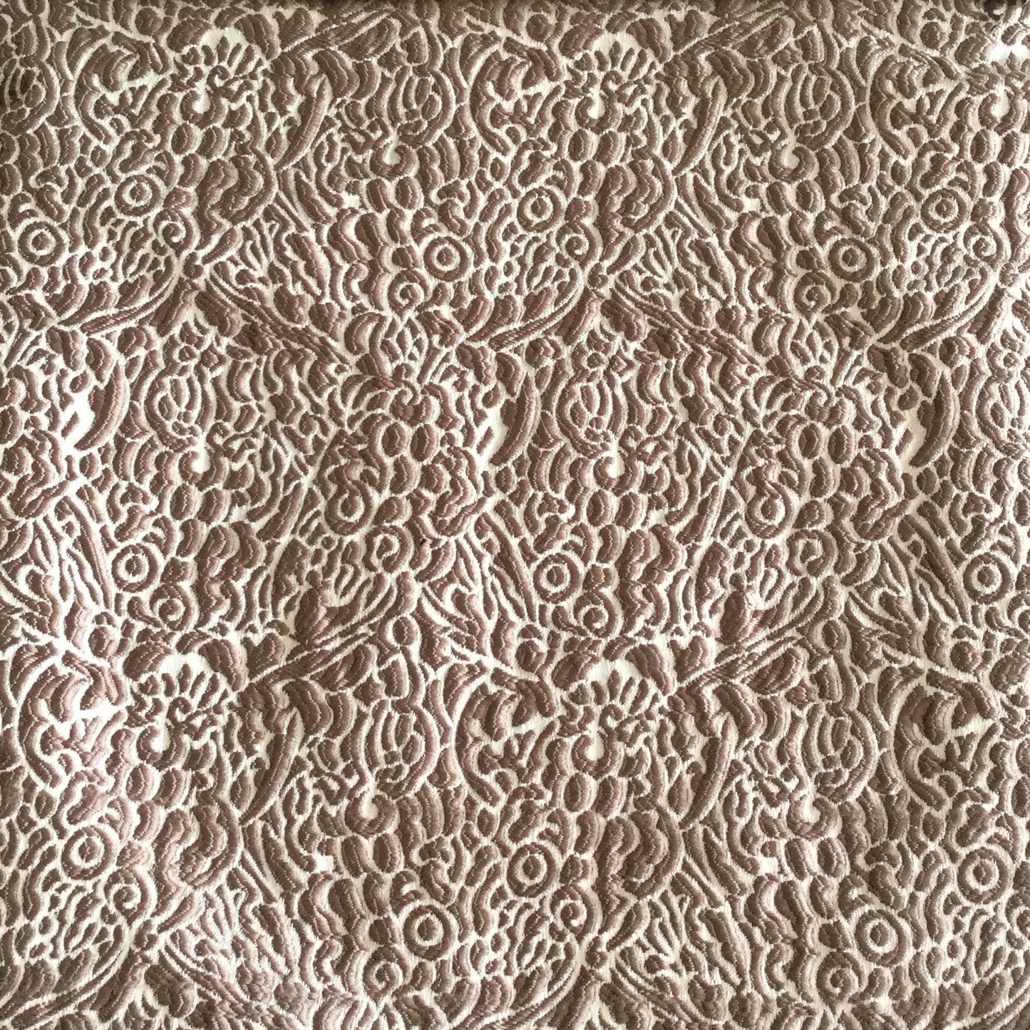 Salon marocain modernisé avec tissu fleuri en relief – Création Biyadi Collection, 100% marocain