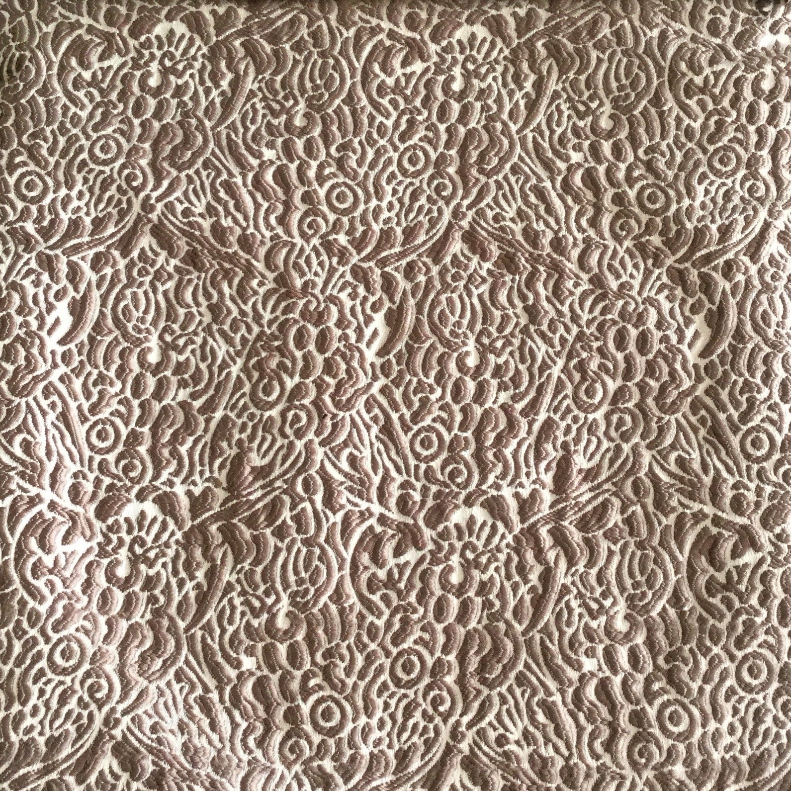 Salon marocain modernisé avec tissu fleuri en relief – Création Biyadi Collection, 100% marocain