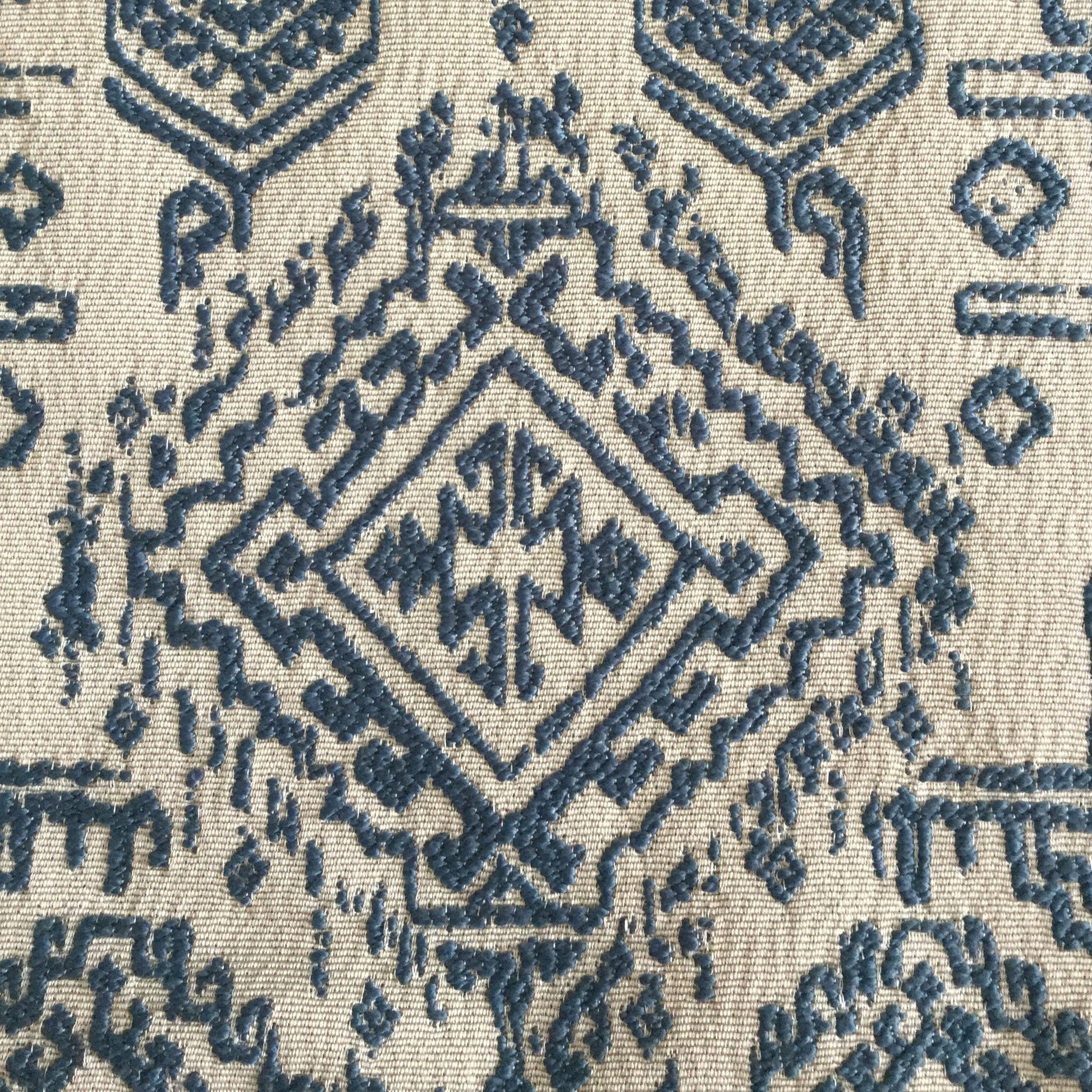 Zoom motif berbère géométrique en relief, version bleue gris.