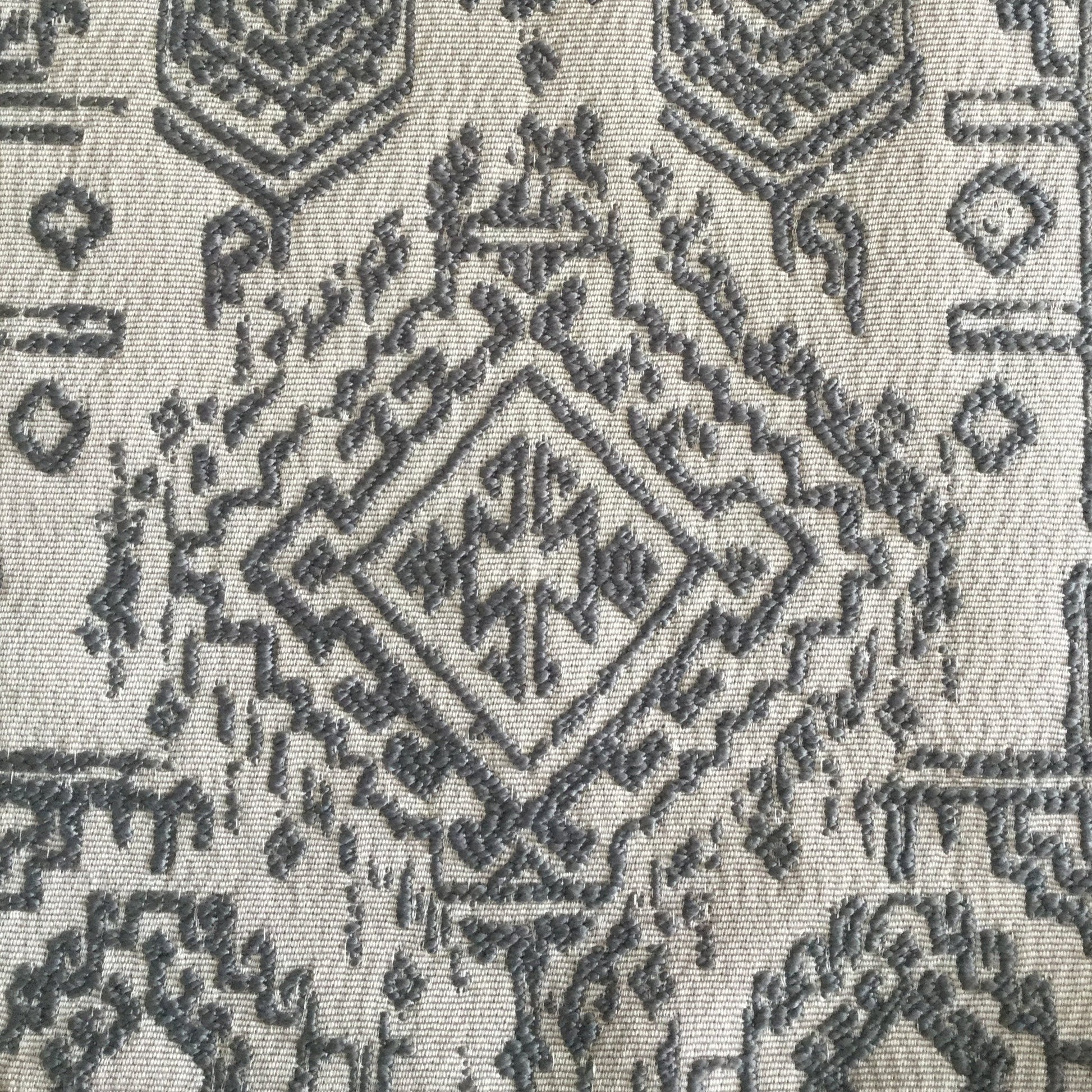 exture close-up du tissu berbère géométrique relief gris clair et blanc

