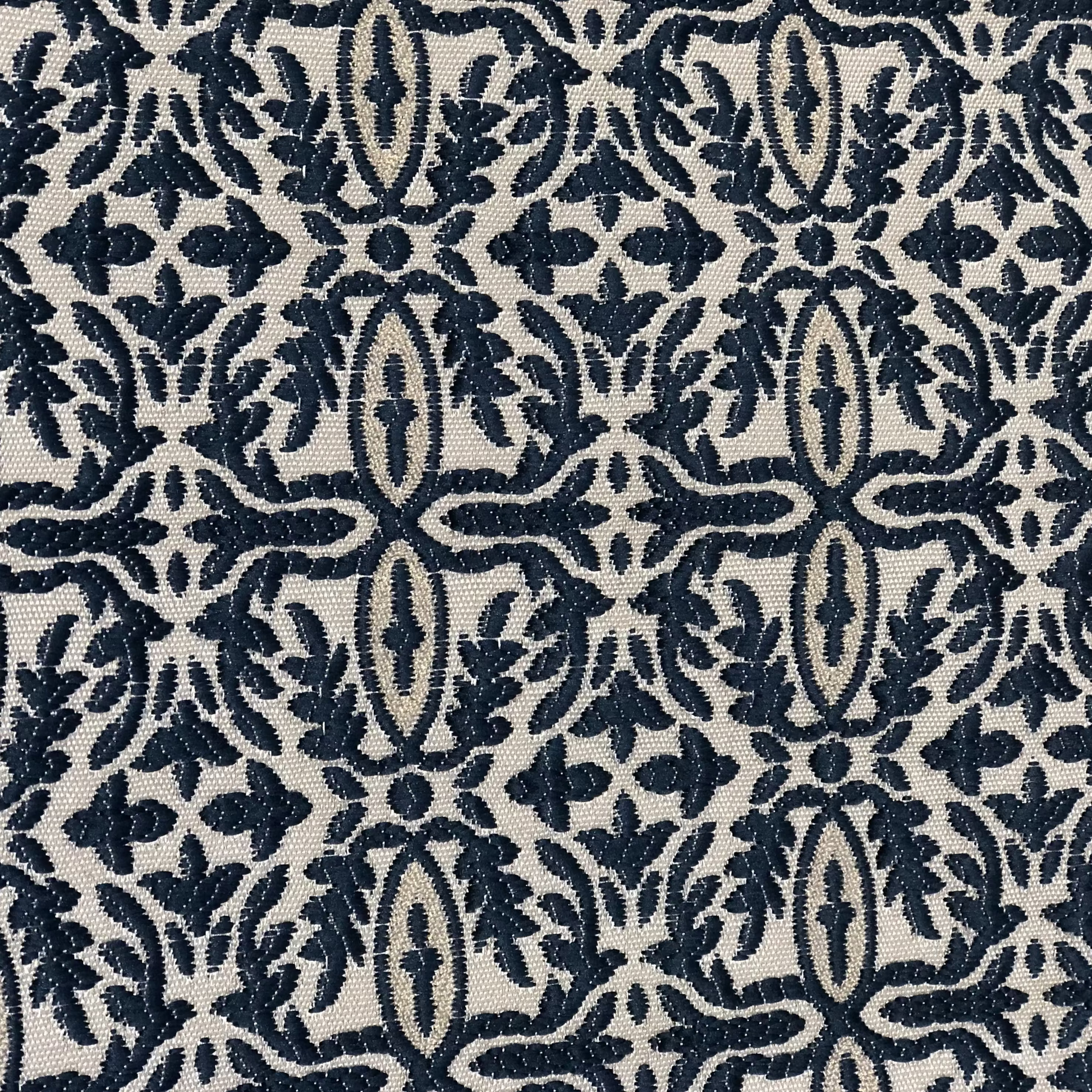 Tissu d’ameublement oriental bleu , tissé en relief avec un motif raffiné ton sur ton. Idéal pour salons marocains, coussins, rideaux et décoration intérieure élégante.