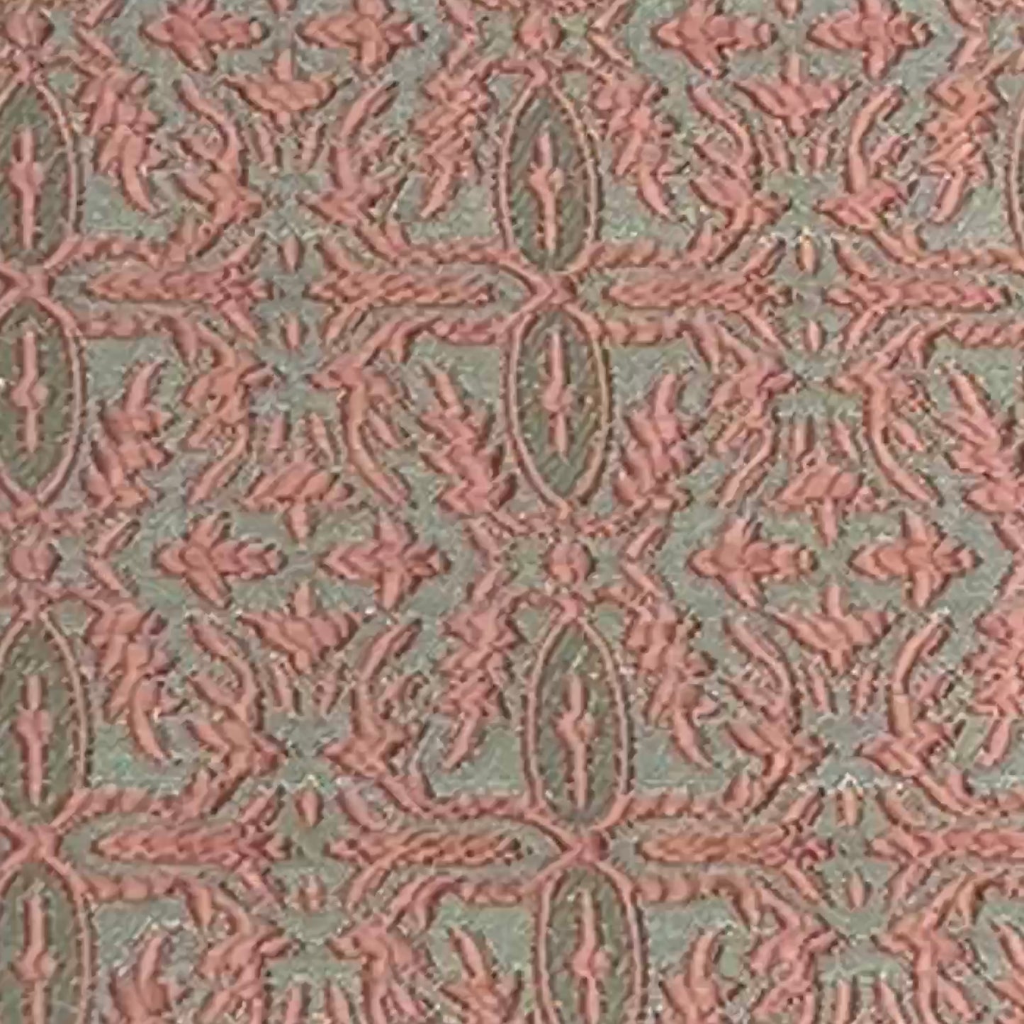 Tissu d’ameublement oriental saumon  tissé en relief avec un motif raffiné ton sur ton. Idéal pour salons marocains, coussins, rideaux et décoration intérieure élégante.