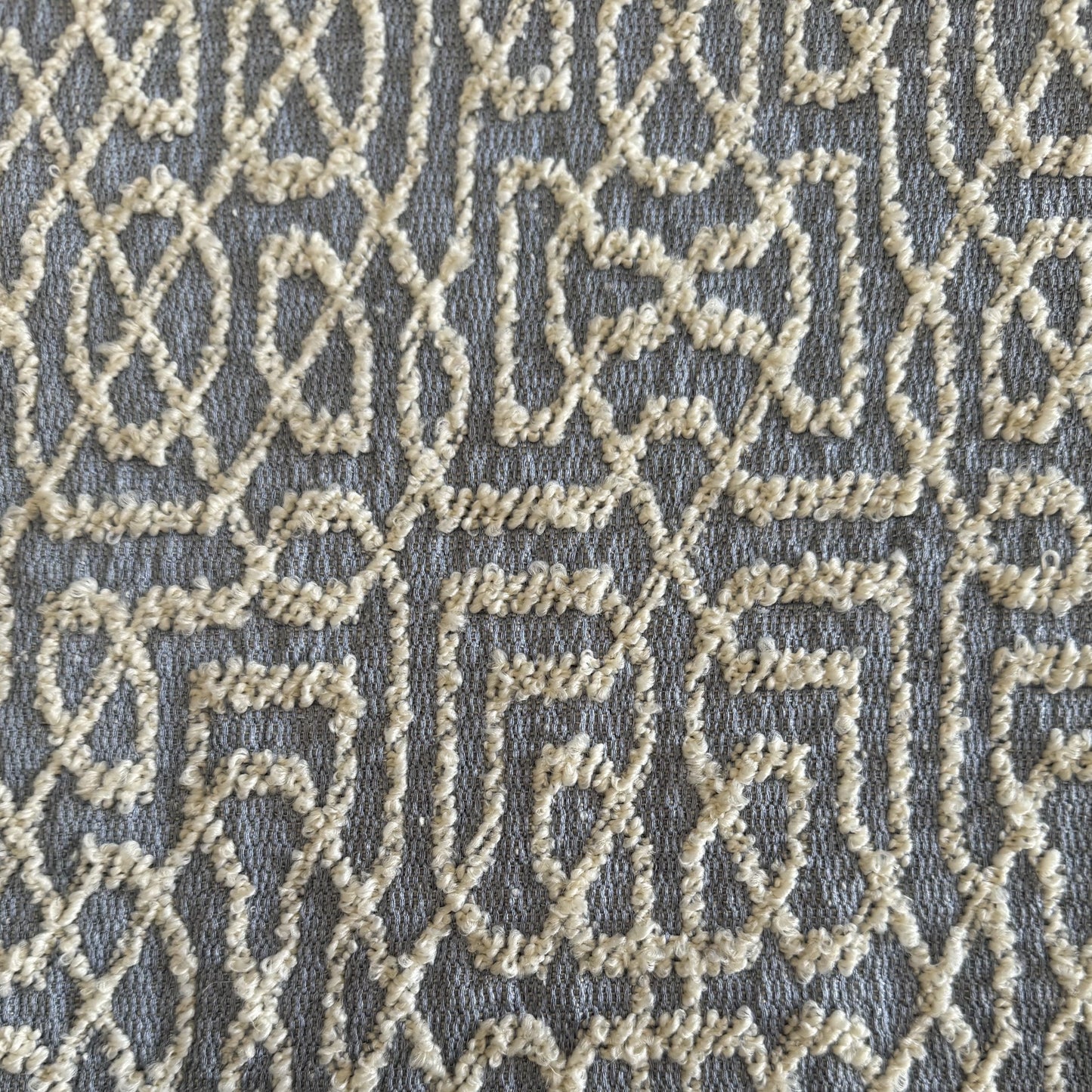 Tissu d’ameublement bouclette bleu ciel et écru à motif géométrique inspiré du moucharabieh marocain, avec relief texturé élégant pour coussins et décoration intérieure.