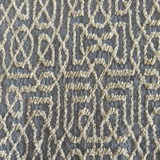 Tissu d’ameublement bouclette bleu ciel et écru à motif géométrique inspiré du moucharabieh marocain, avec relief texturé élégant pour coussins et décoration intérieure.