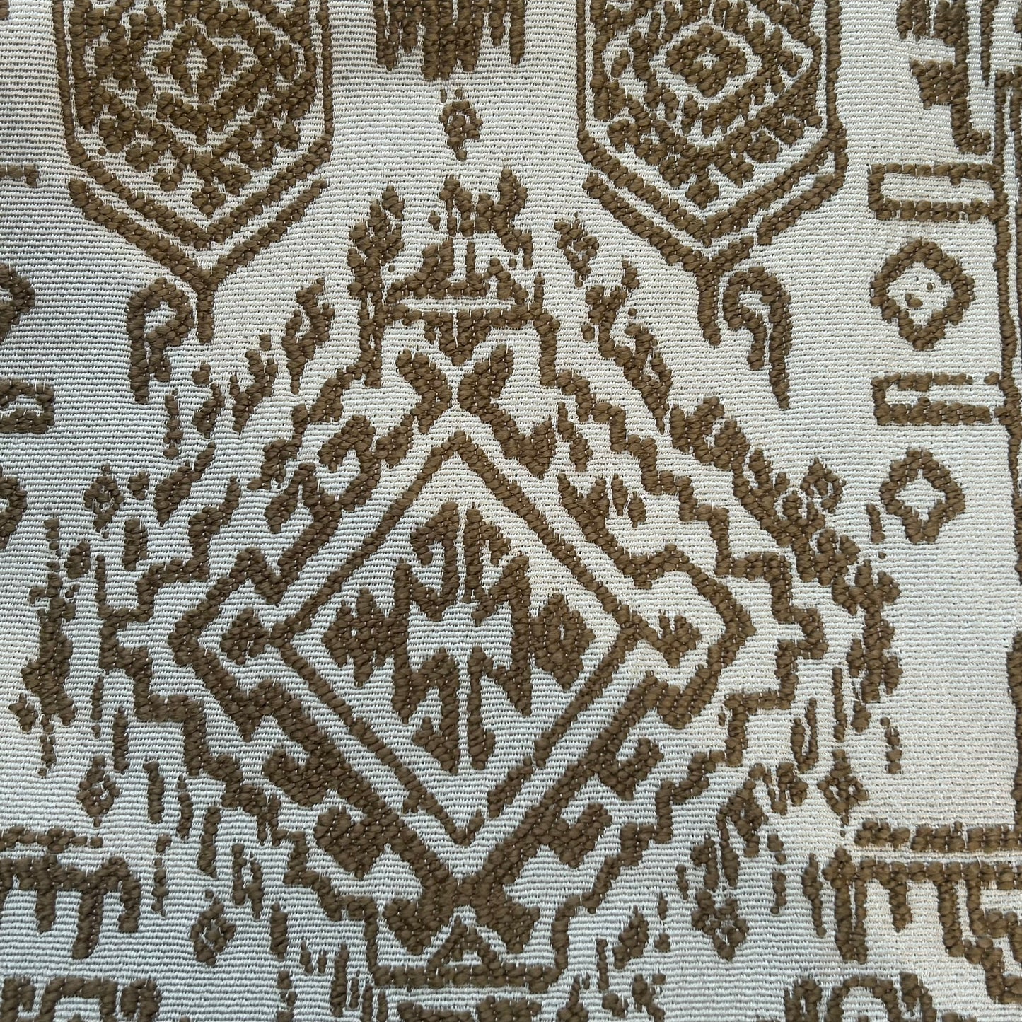 Tissu géométrique berbère camel en relief avec effet brodé, tissu d’ameublement exclusif tissé au Maroc par Biyadi Collection.