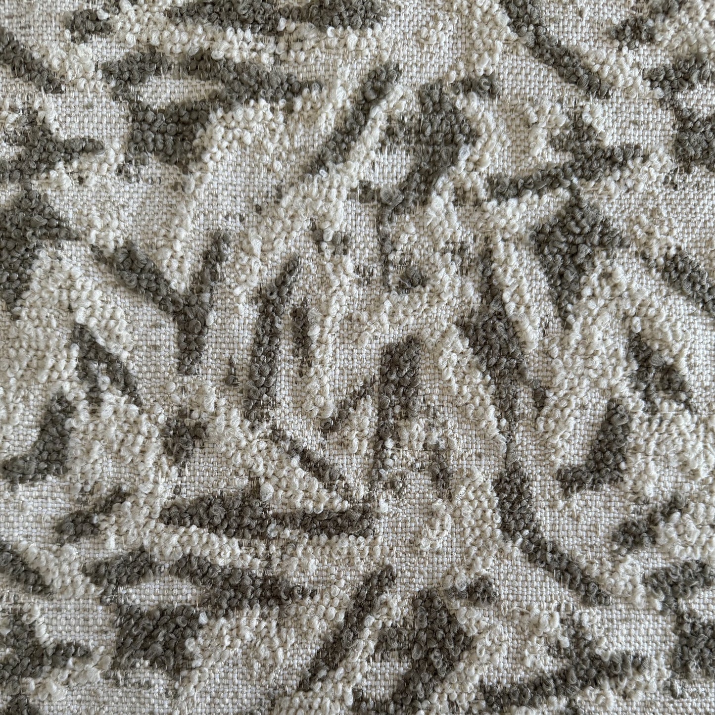 Tissu bouclette kaki tissé au Maroc avec motifs géométriques en relief. Tissu d'ameublement robuste idéal pour salons marocains, coussins décoratifs et projets de décoration intérieure.