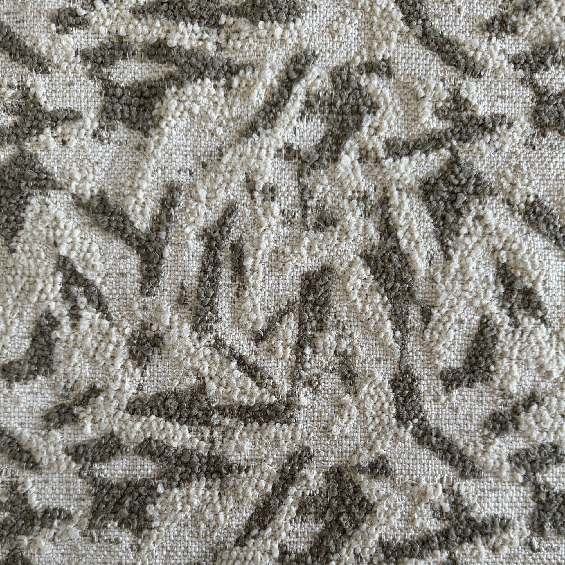 Tissu bouclette kaki tissé au Maroc avec motifs géométriques en relief. Tissu d'ameublement robuste idéal pour salons marocains, coussins décoratifs et projets de décoration intérieure.