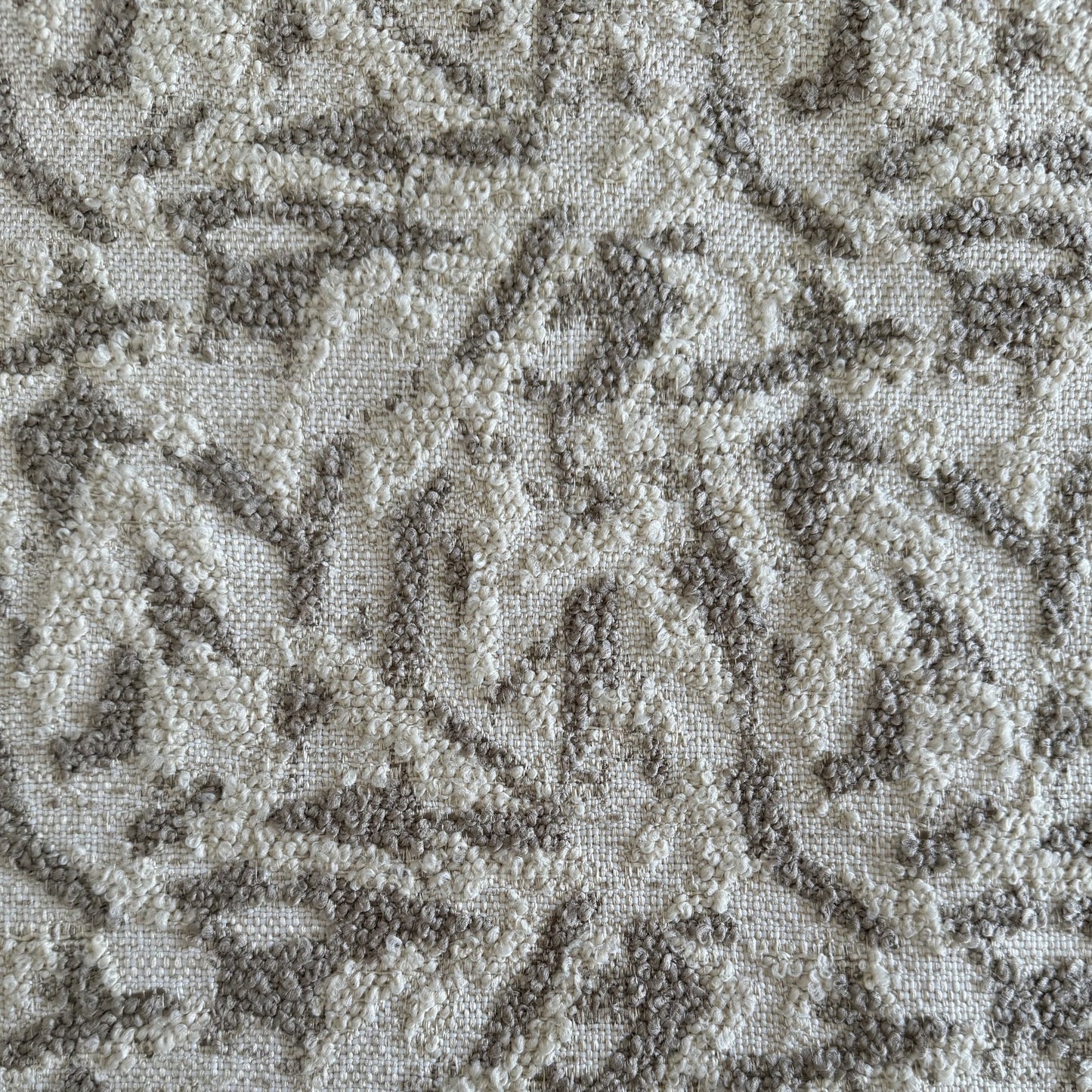 Tissu bouclette greige tissé au Maroc avec motifs géométriques en relief. Tissu d'ameublement robuste idéal pour salons marocains, coussins décoratifs et projets de décoration intérieure.