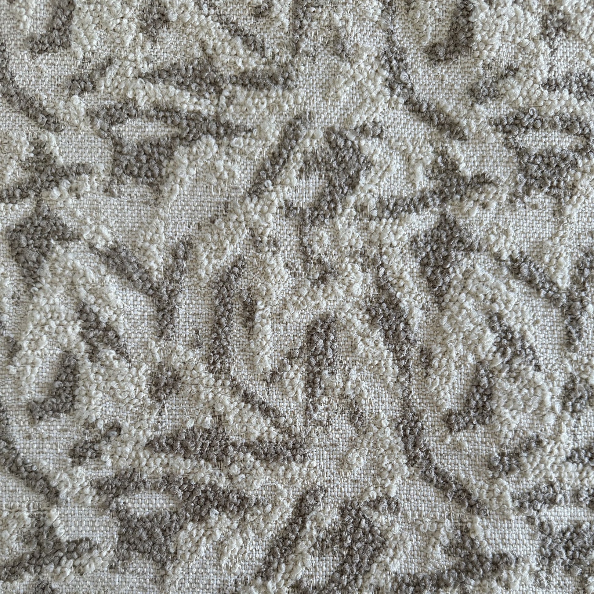 Tissu bouclette greige tissé au Maroc avec motifs géométriques en relief. Tissu d'ameublement robuste idéal pour salons marocains, coussins décoratifs et projets de décoration intérieure.