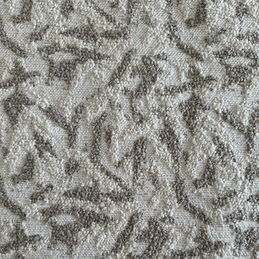 Tissu bouclette greige tissé au Maroc avec motifs géométriques en relief. Tissu d'ameublement robuste idéal pour salons marocains, coussins décoratifs et projets de décoration intérieure.