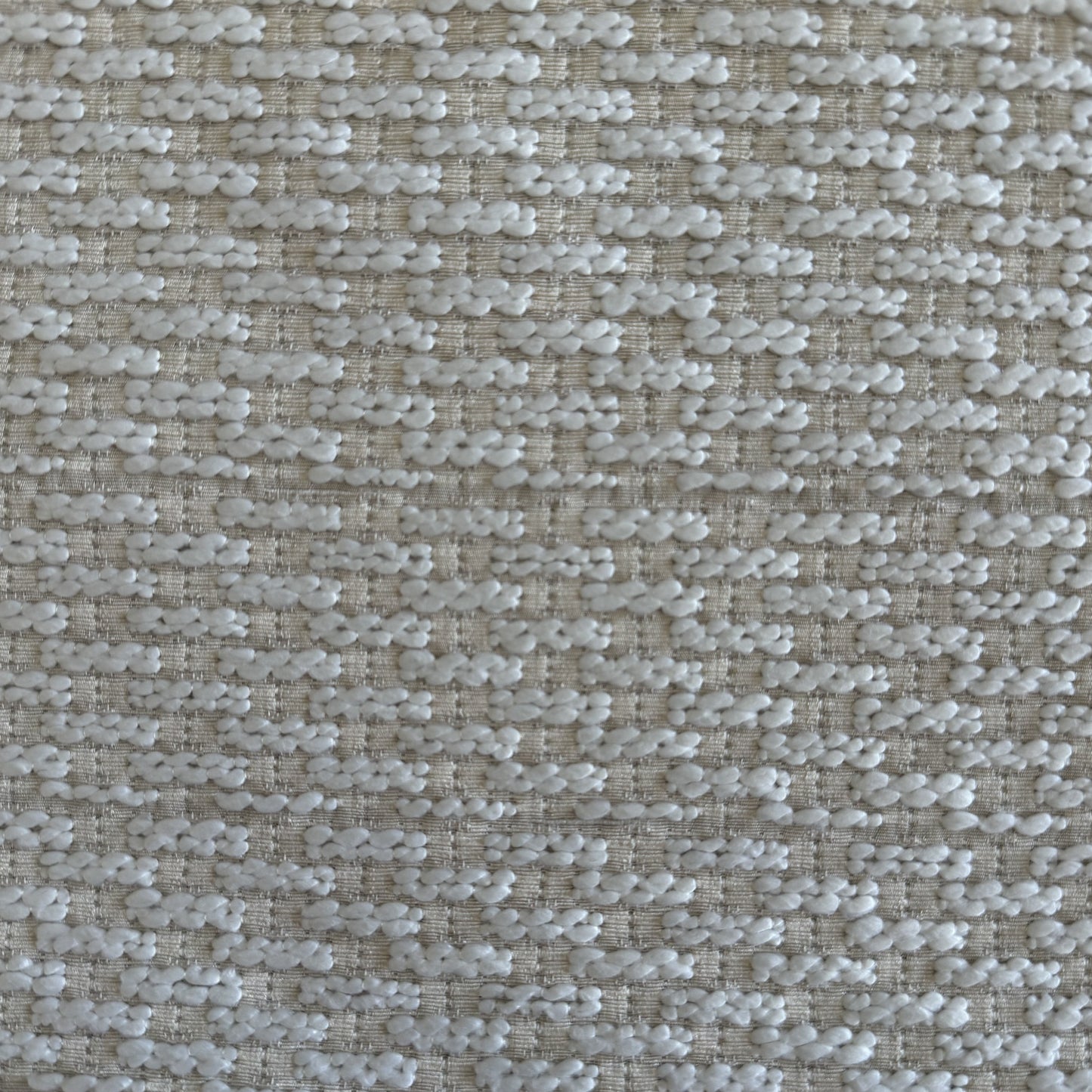 Tissu bouclette torsadée écru tissé en relief au Maroc, idéal pour l'ameublement,