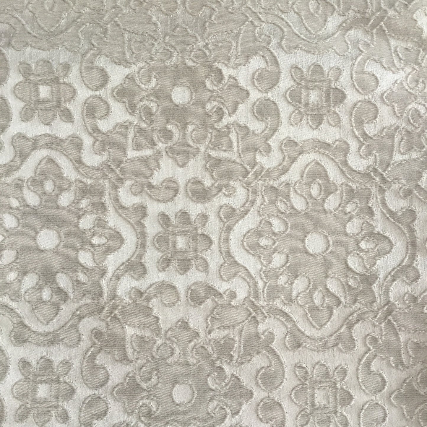 Tissu damassé à motif floral élégant, tissé en relief
