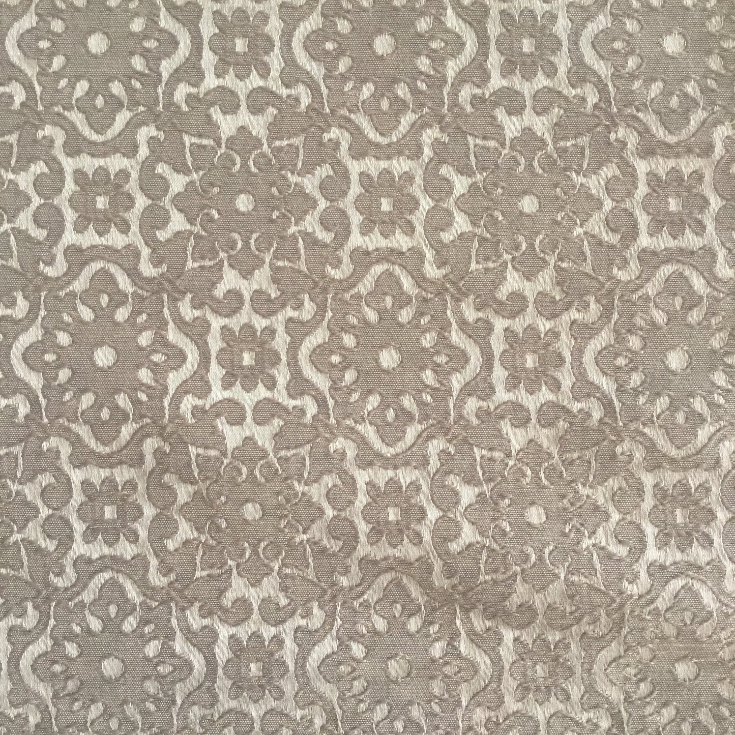 Tissu damassé floral blanc cassé tissé en relief avec effet brodé, tissu d’ameublement exclusif tissé au Maroc par Biyadi Collection.

