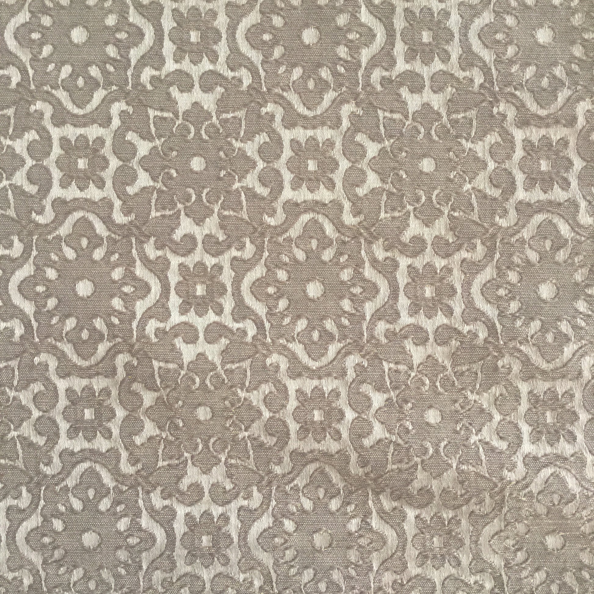 Tissu damassé floral blanc cassé tissé en relief avec effet brodé, tissu d’ameublement exclusif tissé au Maroc par Biyadi Collection.

