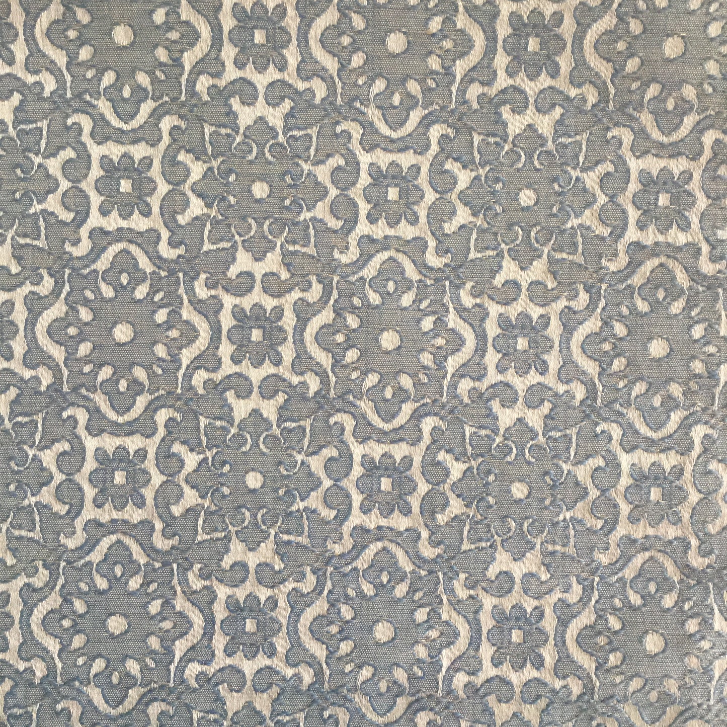 Tissu damassé floral écru tissé en relief avec effet brodé, tissu d’ameublement exclusif tissé au Maroc par Biyadi Collection.