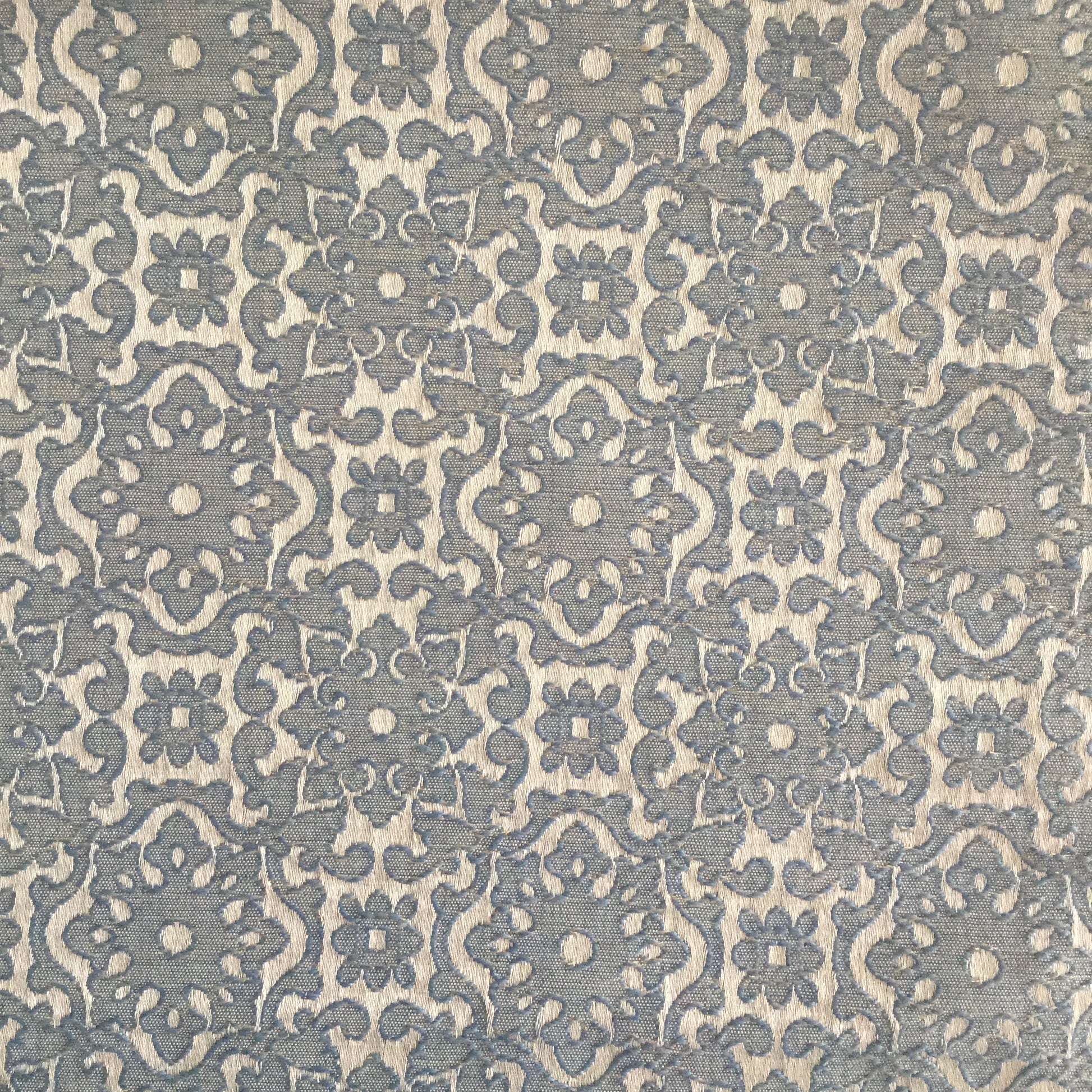 Tissu damassé floral écru tissé en relief avec effet brodé, tissu d’ameublement exclusif tissé au Maroc par Biyadi Collection.