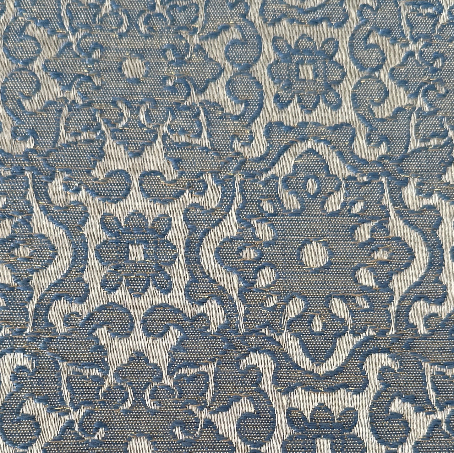 Tissu damassé floral bleu tissé en relief avec effet brodé, tissu d’ameublement exclusif tissé au Maroc par Biyadi Collection.