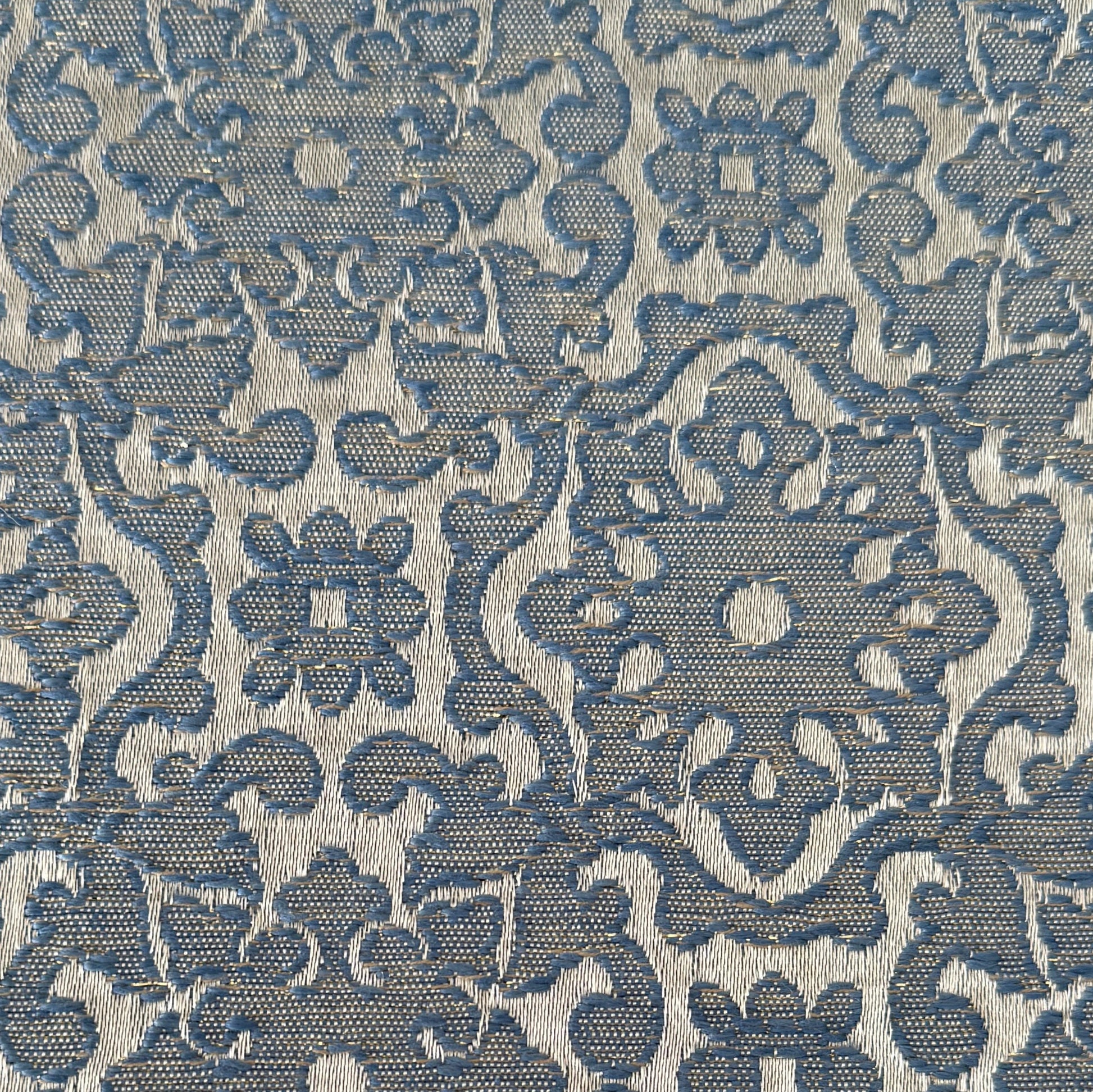 Tissu damassé floral bleu tissé en relief avec effet brodé, tissu d’ameublement exclusif tissé au Maroc par Biyadi Collection.