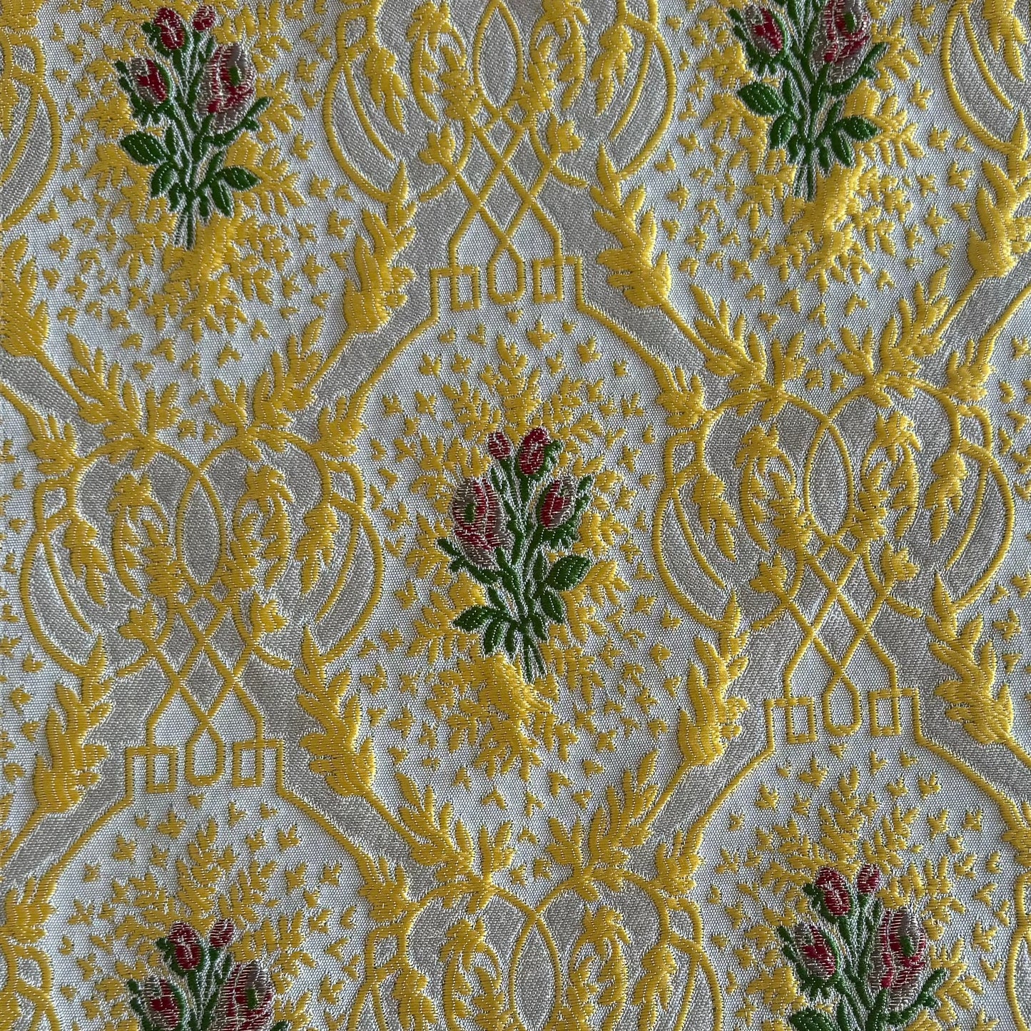 Tissu d’ameublement damassé floral jaune et vert, tissé en relief avec un effet brodé. Création exclusive marocaine idéale pour salons, coussins, fauteuils et décoration intérieure.