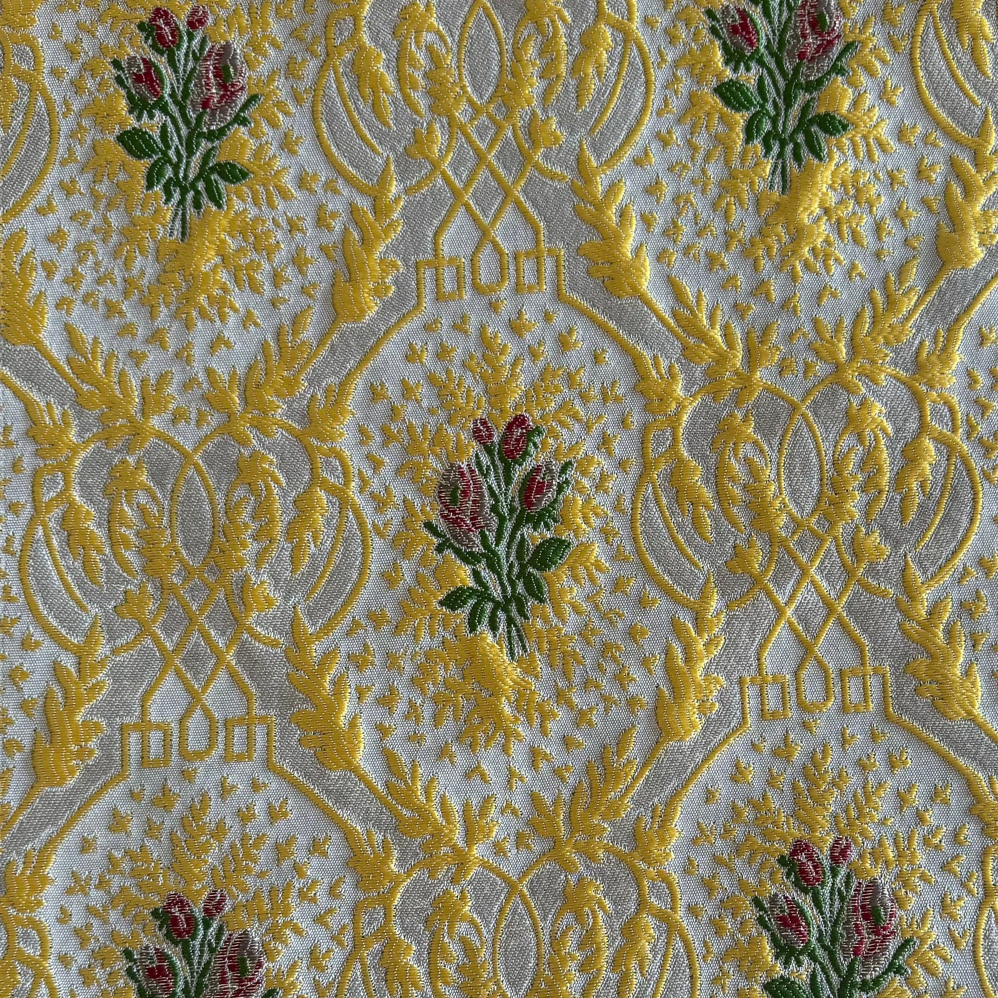 Tissu d’ameublement damassé floral jaune et vert, tissé en relief avec un effet brodé. Création exclusive marocaine idéale pour salons, coussins, fauteuils et décoration intérieure.