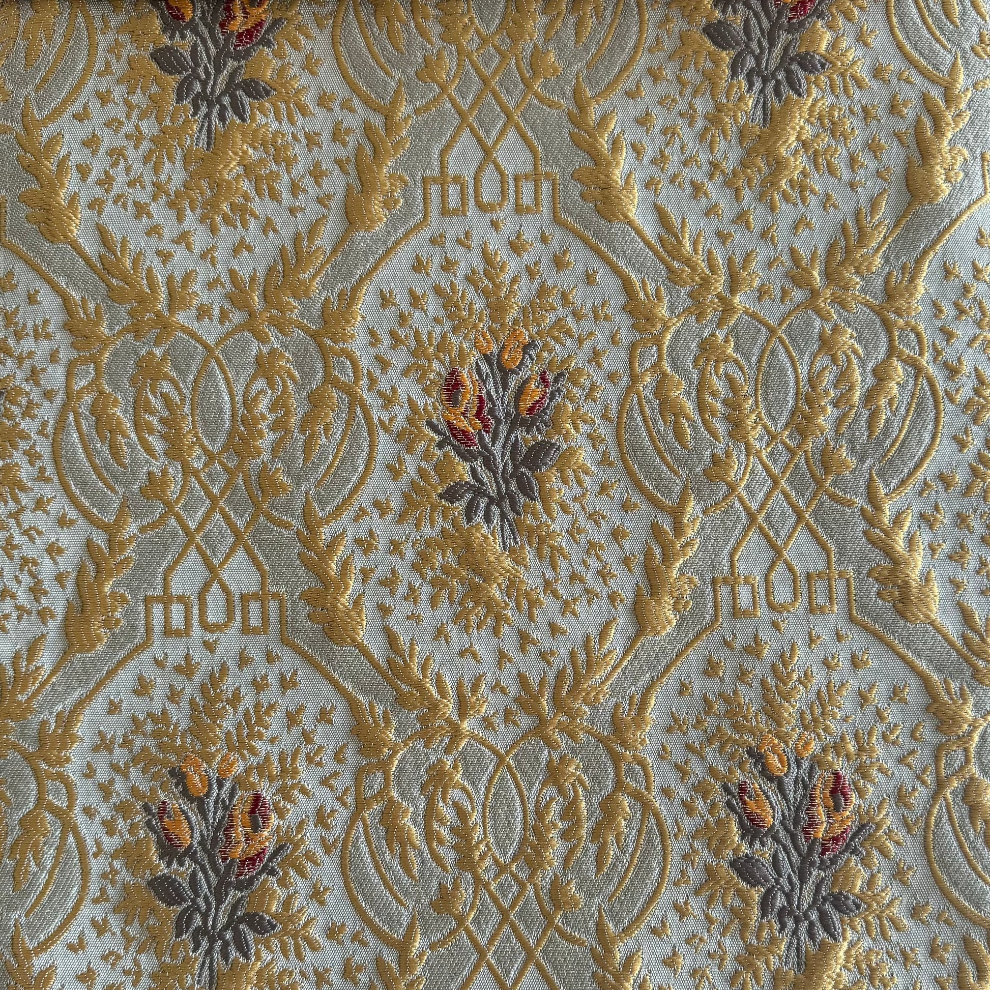 Tissu d’ameublement damassé floral moutarde et taupe, tissé en relief avec un effet brodé. Création exclusive marocaine idéale pour salons, coussins, fauteuils et décoration intérieure.

