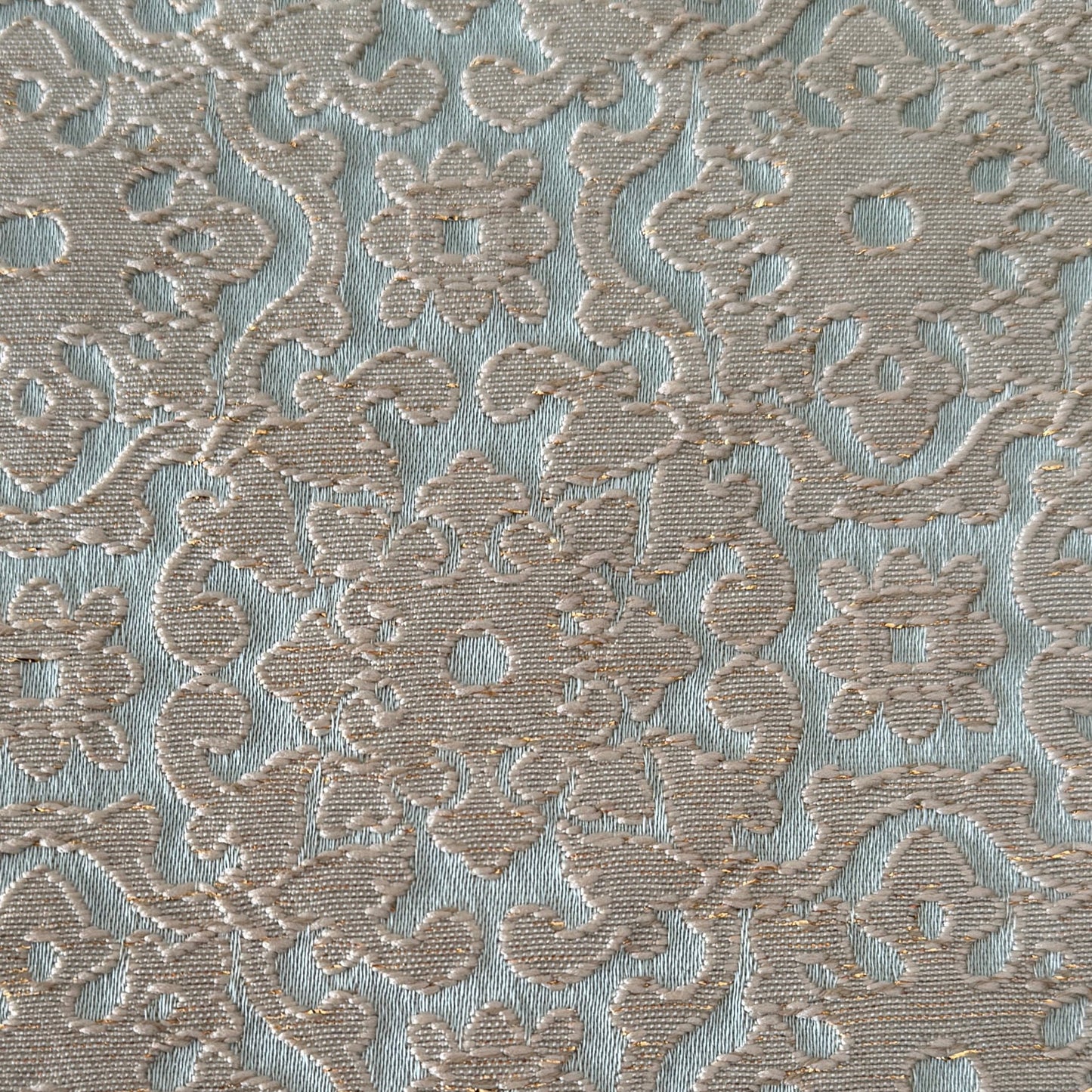 Tissu damassé floral vert eau tissé en relief avec effet brodé, tissu d’ameublement exclusif tissé au Maroc par Biyadi Collection.


