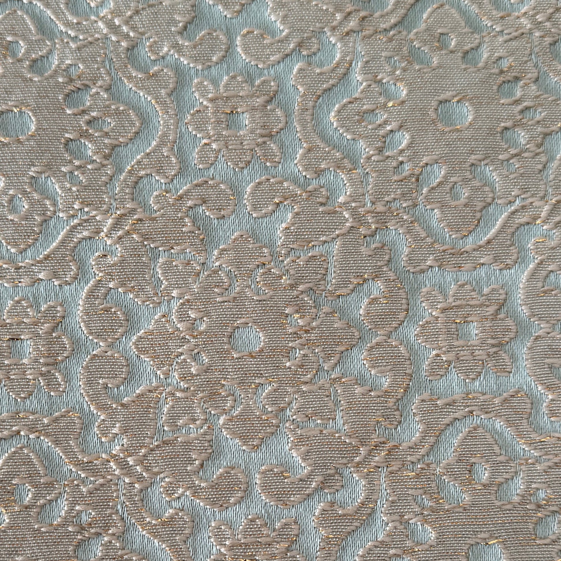 Tissu damassé floral vert eau tissé en relief avec effet brodé, tissu d’ameublement exclusif tissé au Maroc par Biyadi Collection.

