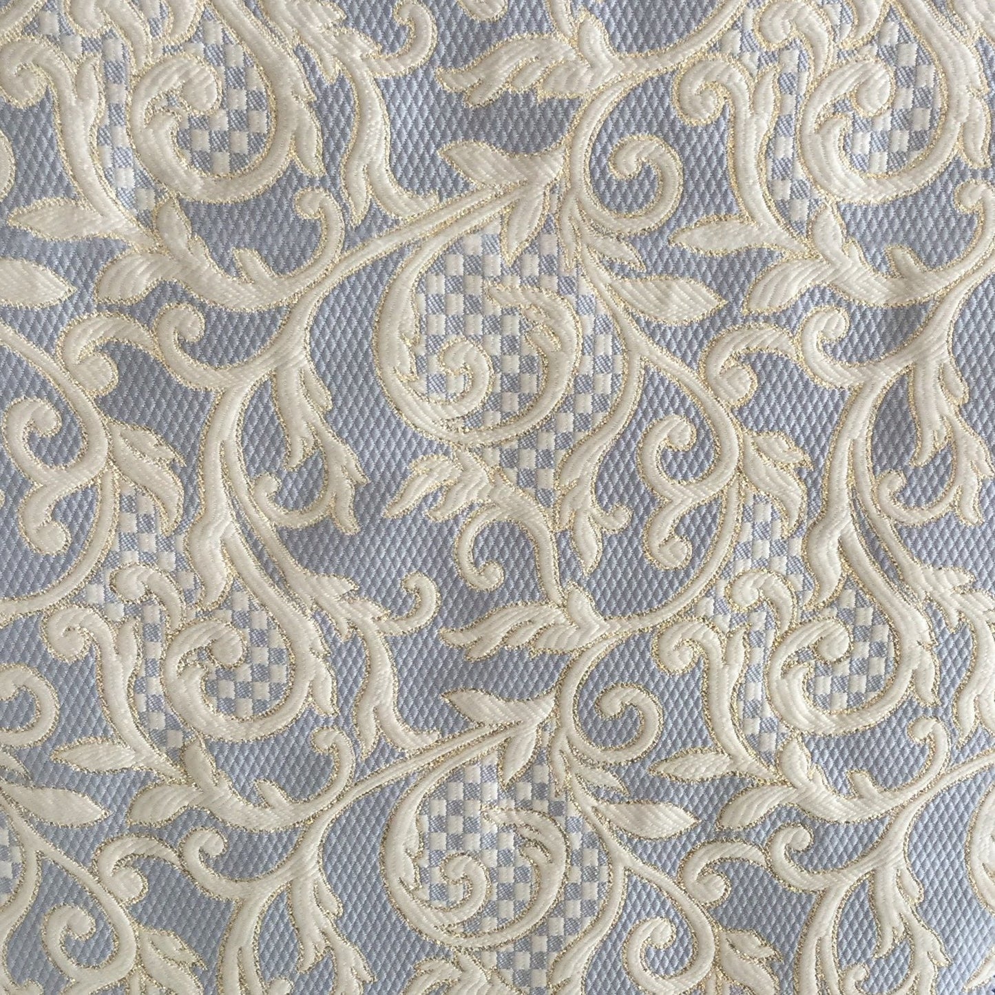 Tissu d’ameublement damassé gris et écru avec arabesques florales tissées en relief. Un tissu élégant et lumineux, idéal pour salons marocains, coussins, fauteuils et décoration intérieure.