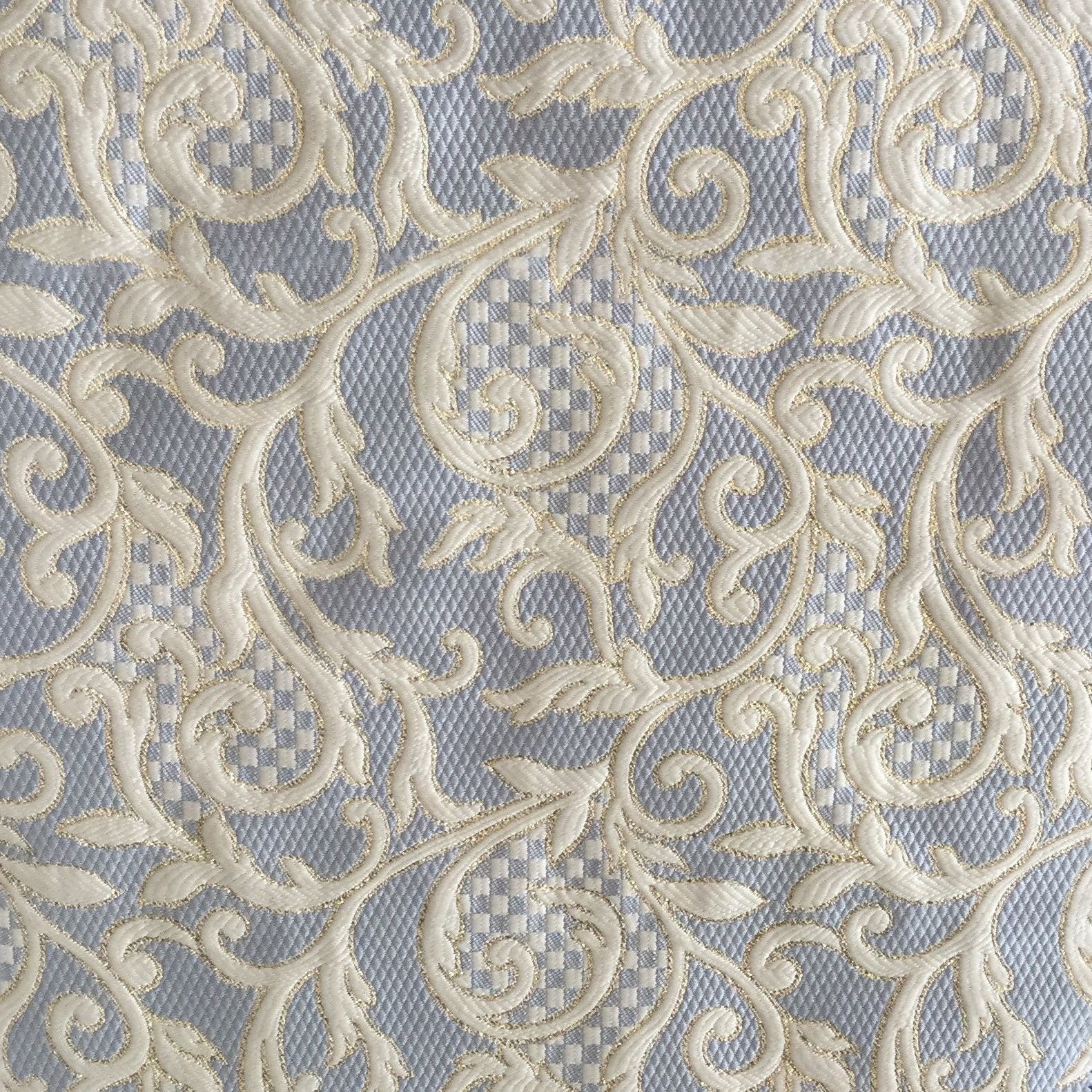 Tissu d’ameublement damassé gris et écru avec arabesques florales tissées en relief. Un tissu élégant et lumineux, idéal pour salons marocains, coussins, fauteuils et décoration intérieure.