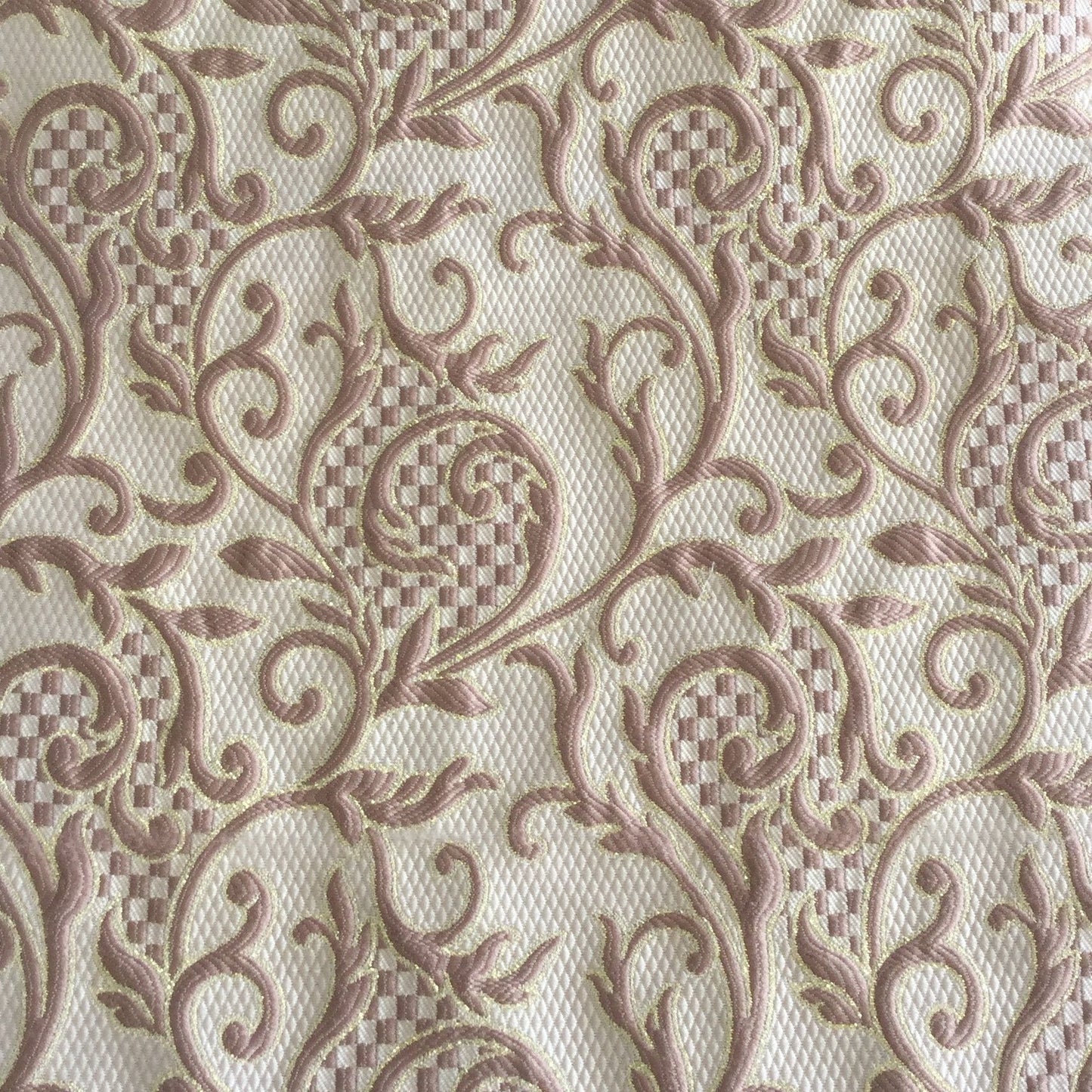 Tissu d’ameublement damassé tabac et écru avec arabesques florales tissées en relief. Un tissu élégant et lumineux, idéal pour salons marocains, coussins, fauteuils et décoration intérieure.