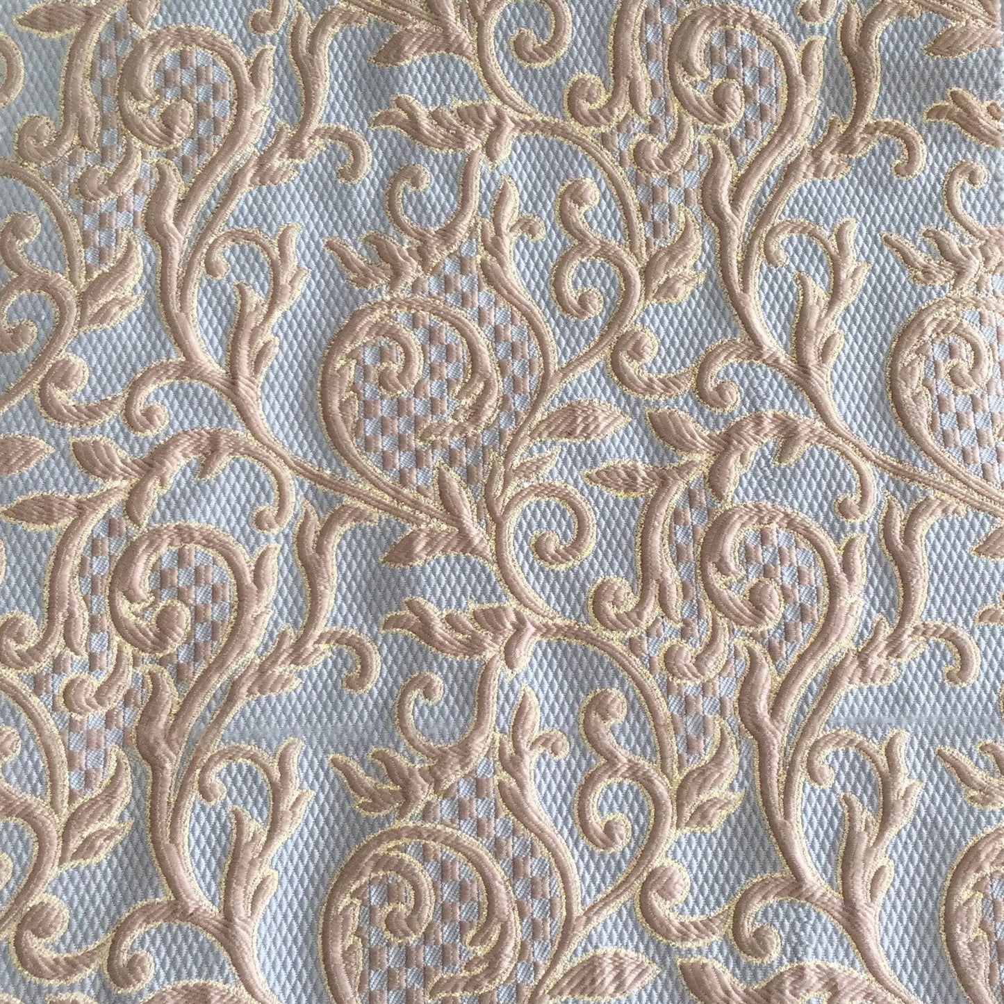 Tissu d’ameublement damassé tabac et gris avec arabesques florales tissées en relief. Un tissu élégant et lumineux, idéal pour salons marocains, coussins, fauteuils et décoration intérieure.