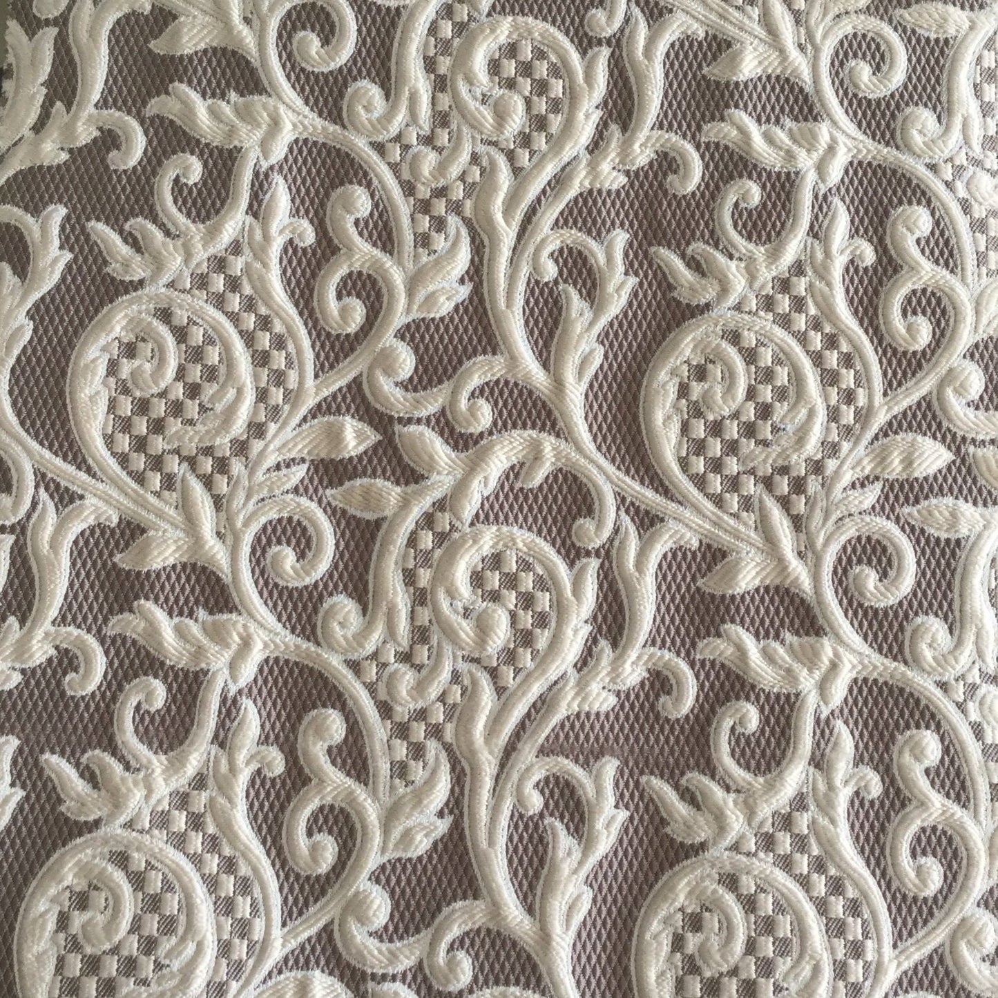 Tissu d’ameublement damassé tabac et écru avec arabesques florales tissées en relief. Un tissu élégant et lumineux, idéal pour salons marocains, coussins, fauteuils et décoration intérieure.