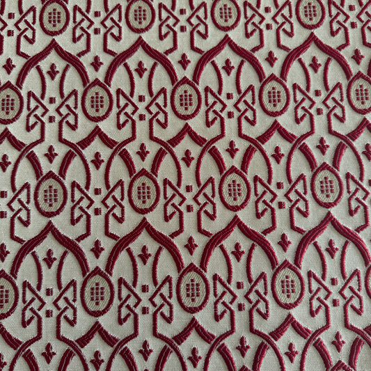 Tissu d’ameublement bordeaux à motif oriental en relief, effet brodé intégré au tissage, création exclusive tissée au Maroc par Biyadi Collection.

