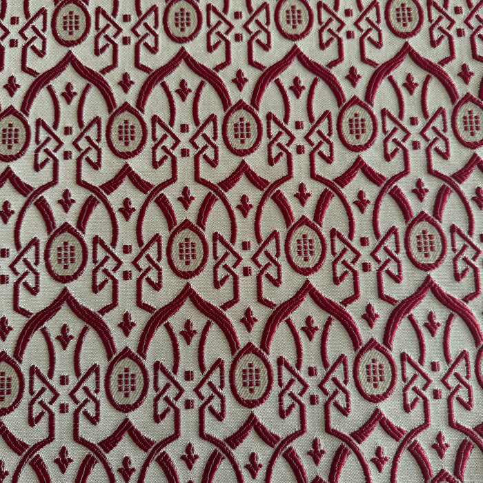 Tissu d’ameublement bordeaux à motif oriental en relief, effet brodé intégré au tissage, création exclusive tissée au Maroc par Biyadi Collection.

