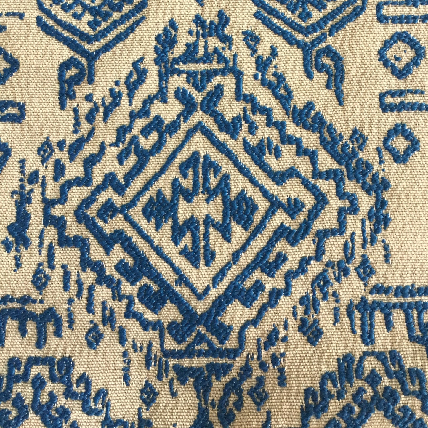 Tissu géométrique berbère bleucobalt tissé en relief avec effet brodé, tissu d’ameublement exclusif tissé au Maroc par Biyadi Collection.