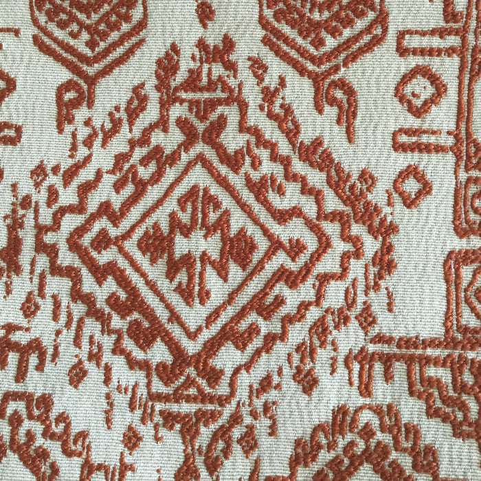 Tissu géométrique berbère terracotta tissé en relief avec effet brodé, tissu d’ameublement exclusif tissé au Maroc par Biyadi Collection.