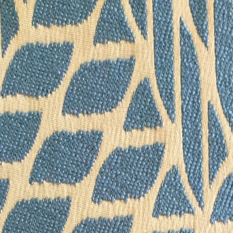 Gros plan d’un tissu d’ameublement en bleu et écru à motif géométrique contemporain en relief, idéal pour la confection de coussins et décoration intérieure.
