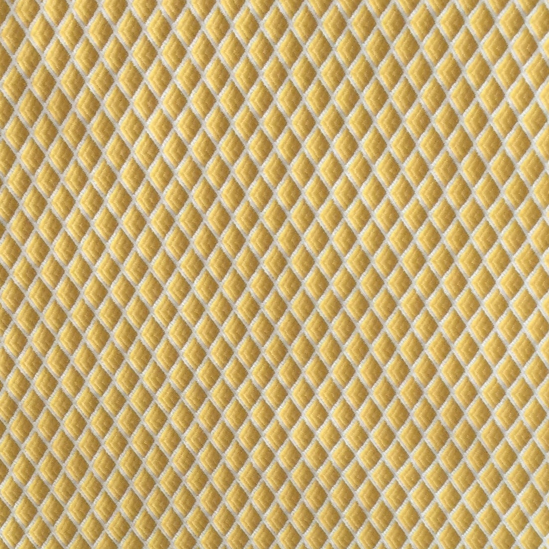 Tissu jaune à motif losanges géométriques écrus en relief, tissé au Maroc pour l'ameublement et la décoration intérieure.
