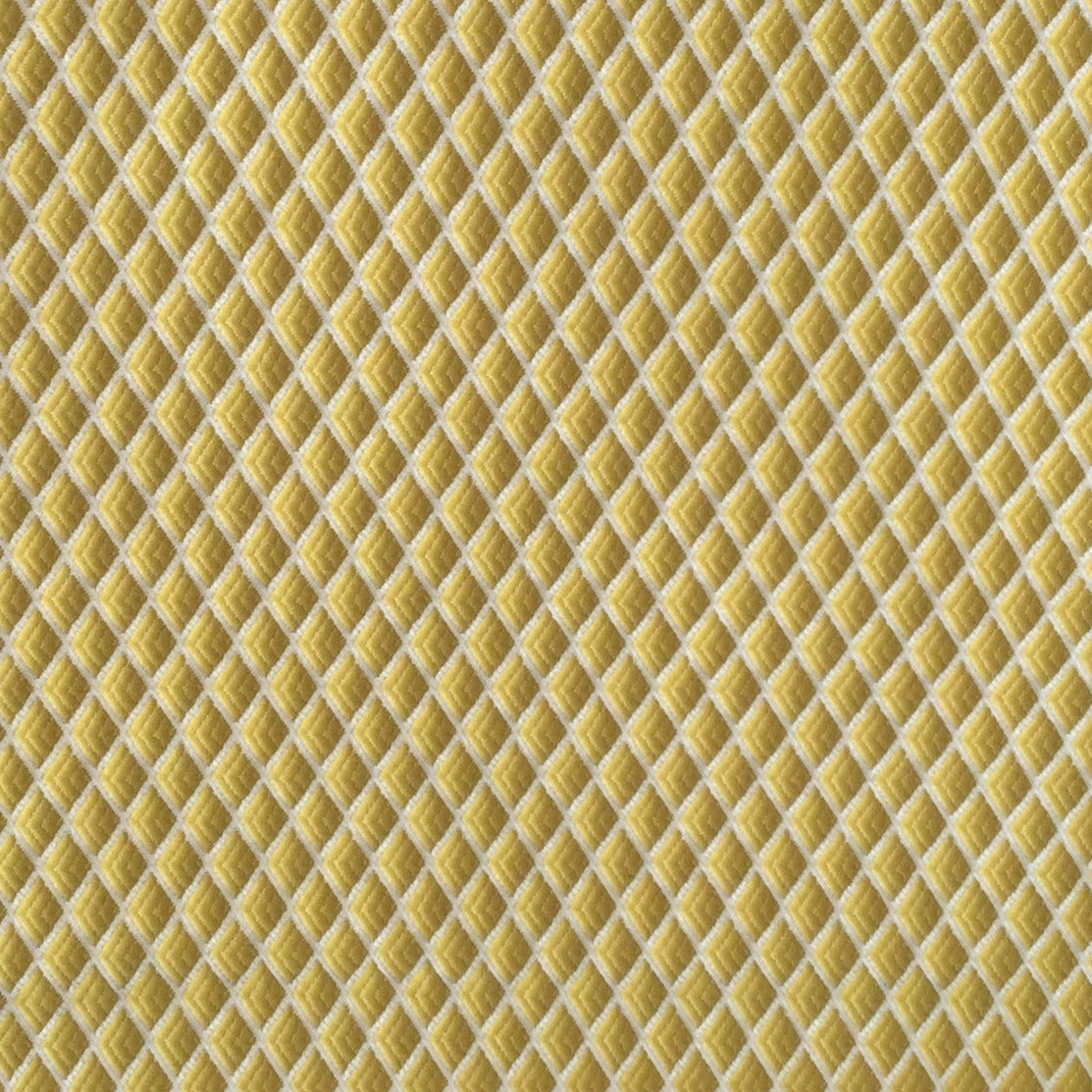 Tissu jaune à motif losanges géométriques jaunes poussins en relief, tissé au Maroc pour l'ameublement et la décoration intérieure.