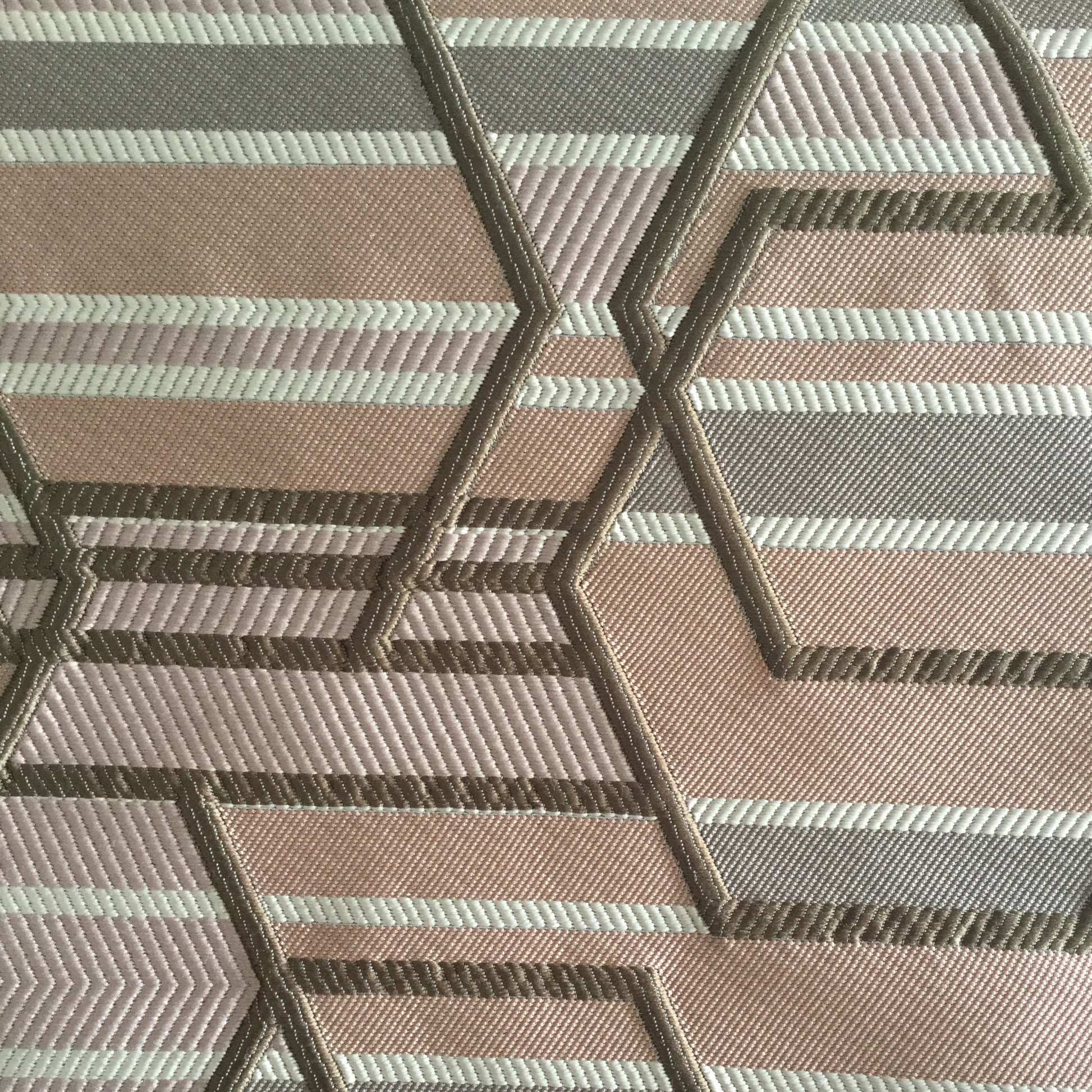Tissu d'ameublement géométrique multicolore tissé en relief, avec motifs hexagonaux taupe  , blanc cassé , fabriqué au Maroc pour décoration intérieure et coussins.