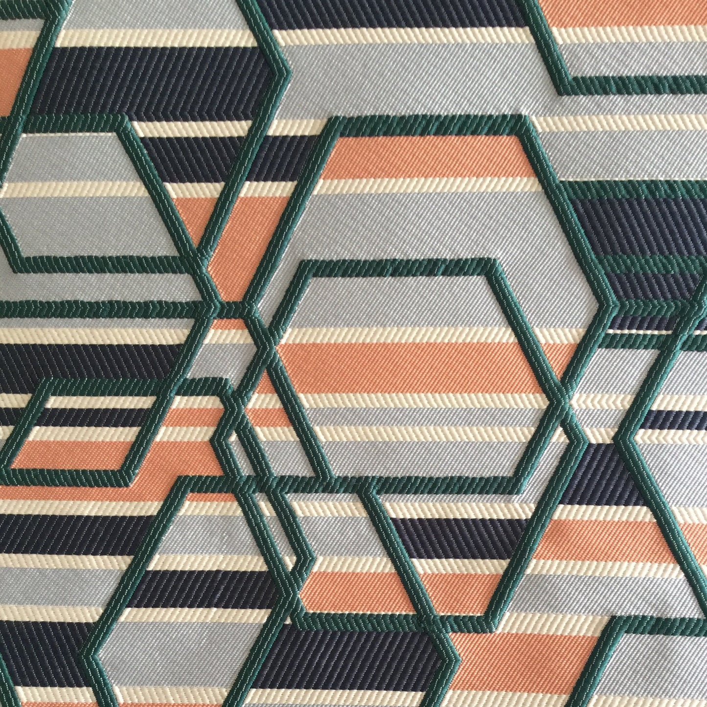 Tissu d'ameublement géométrique multicolore tissé en relief, avec motifs hexagonaux vert , bleu , fabriqué au Maroc pour décoration intérieure et coussins.
