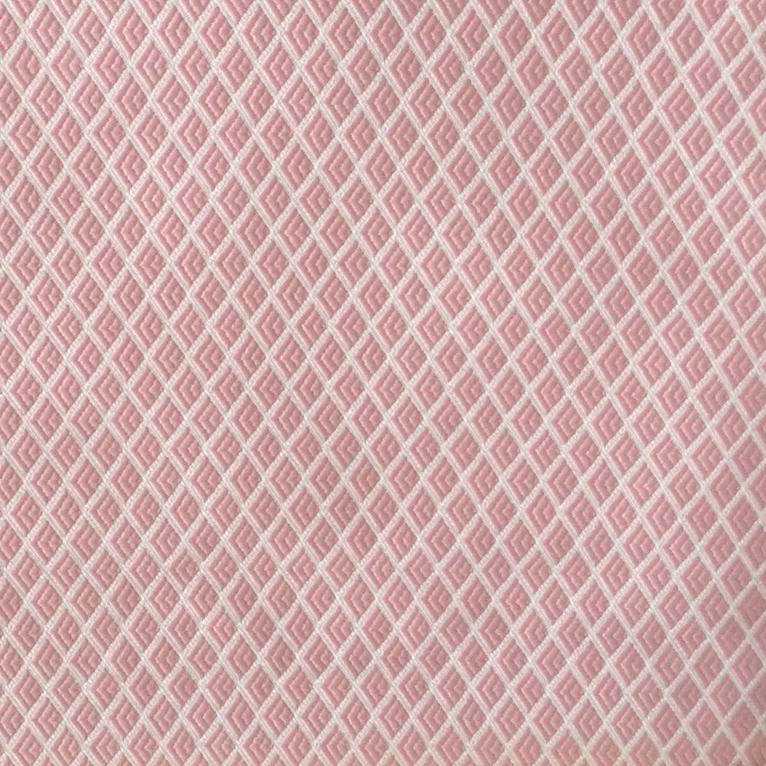 Tissu jaune à motif losanges géométriques roses en relief, tissé au Maroc pour l'ameublement et la décoration intérieure.