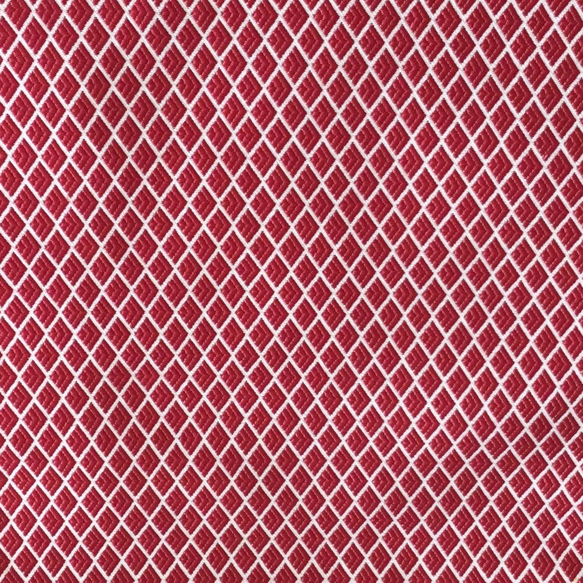 Tissu rouge à motif losanges géométriques écrus en relief, tissé au Maroc pour l'ameublement et la décoration intérieure.